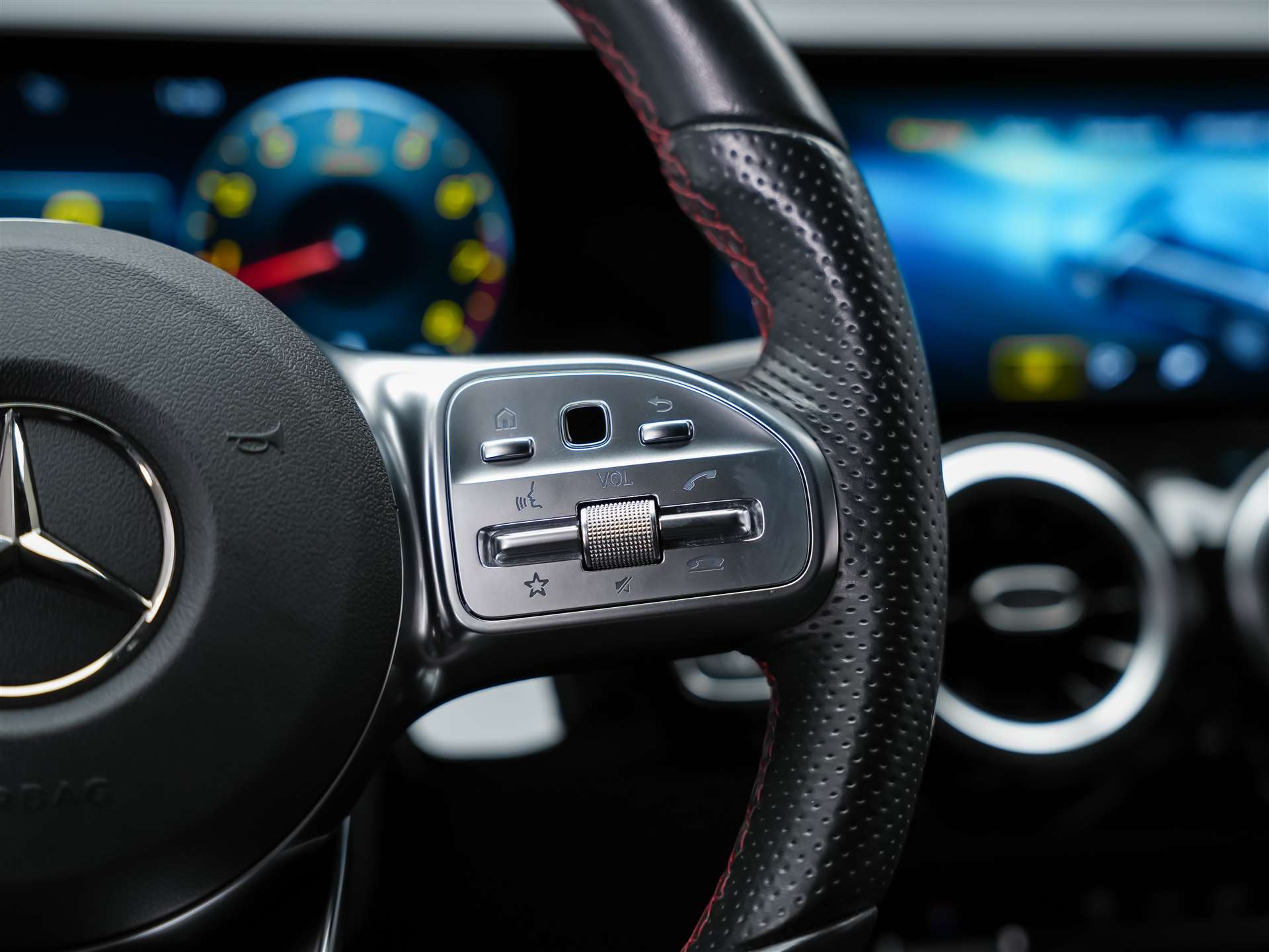 MERCEDES-BENZ GLA 35 AMG 4Matic 8G-Speedshift DCT *ALL BLACK*AHK*Ambientebeleuchtung*-image-27