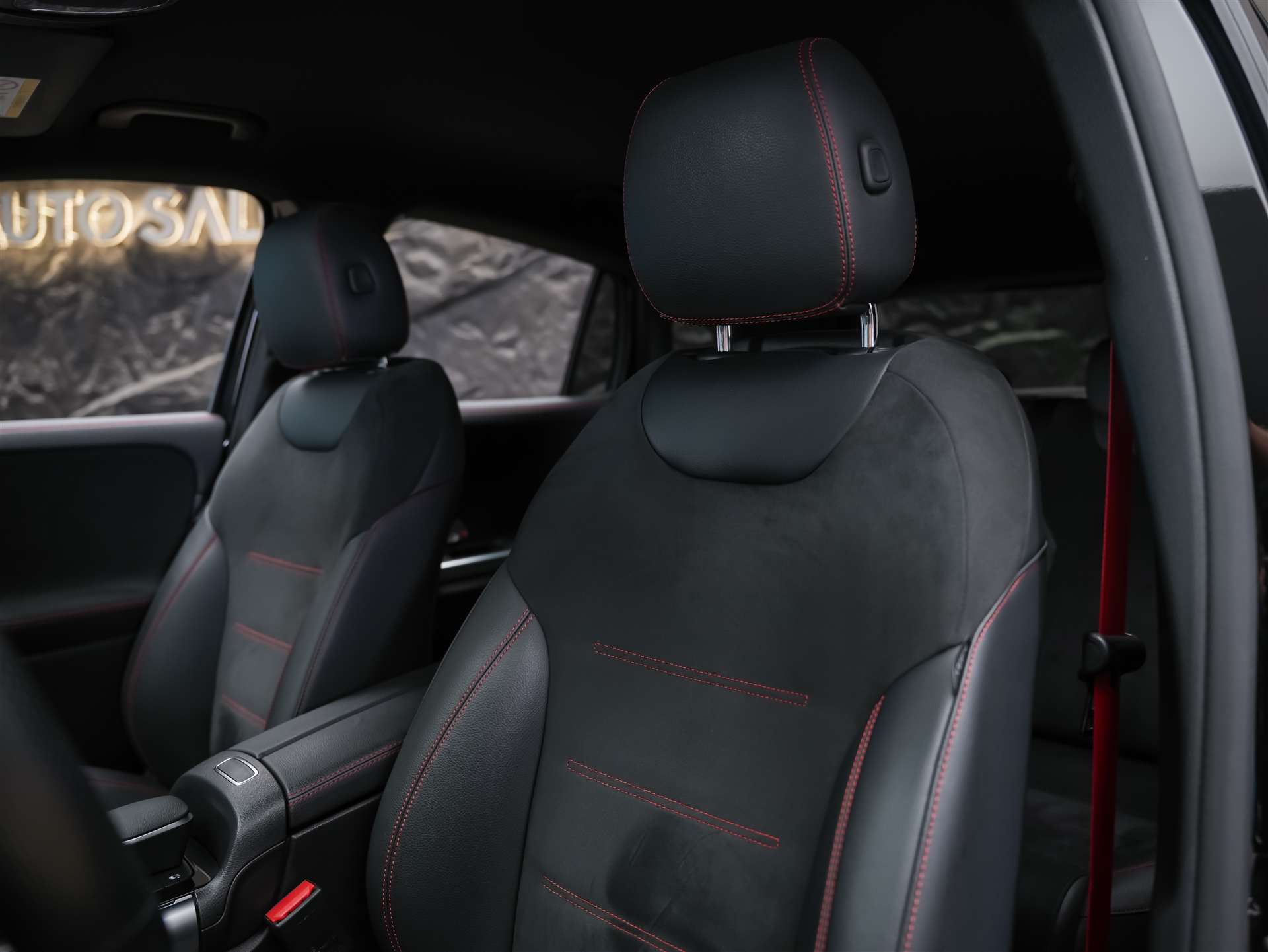 MERCEDES-BENZ GLA 35 AMG 4Matic 8G-Speedshift DCT *ALL BLACK*AHK*Ambientebeleuchtung*-image-9