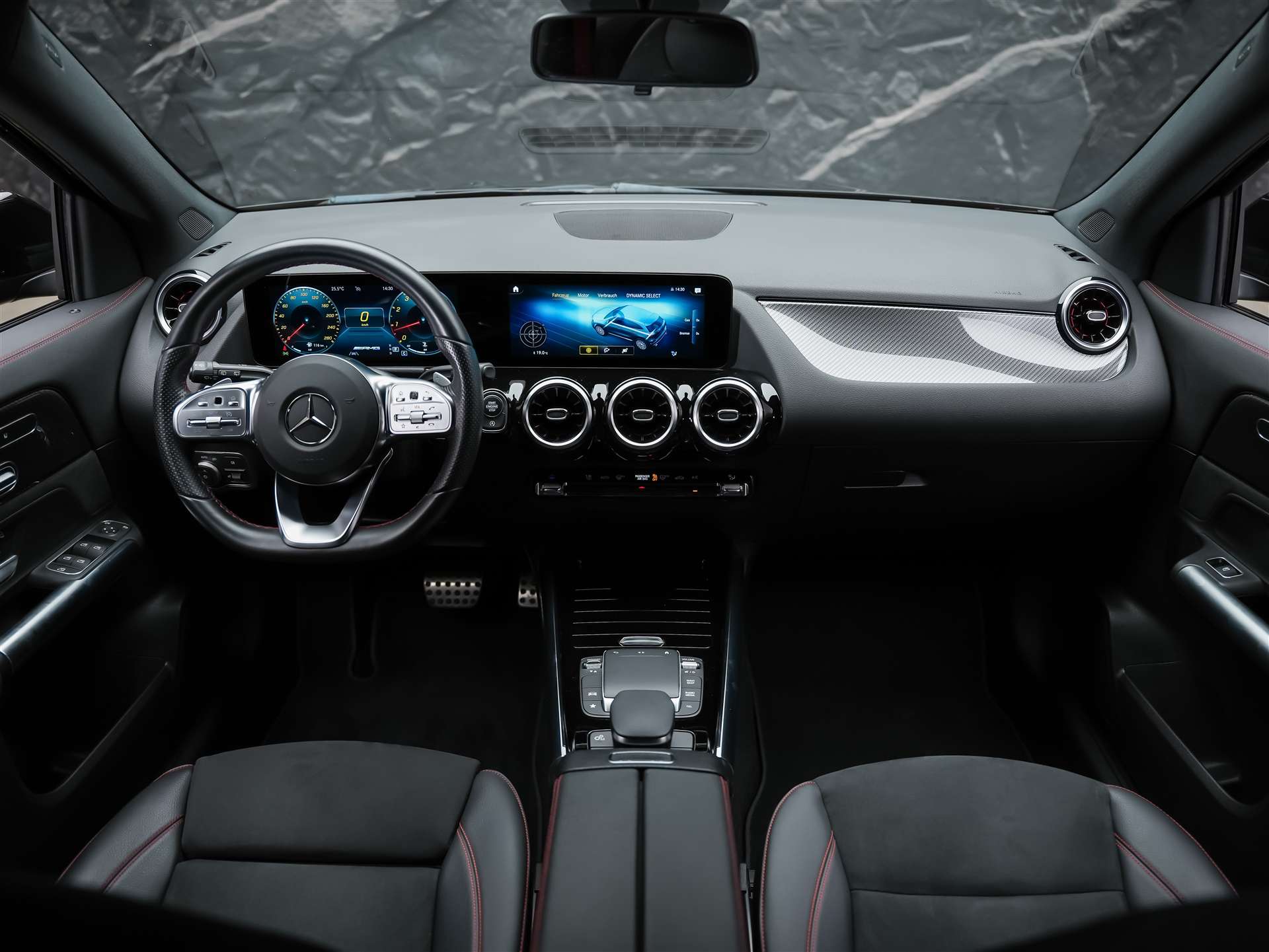 MERCEDES-BENZ GLA 35 AMG 4Matic 8G-Speedshift DCT *ALL BLACK*AHK*Ambientebeleuchtung*-image-17