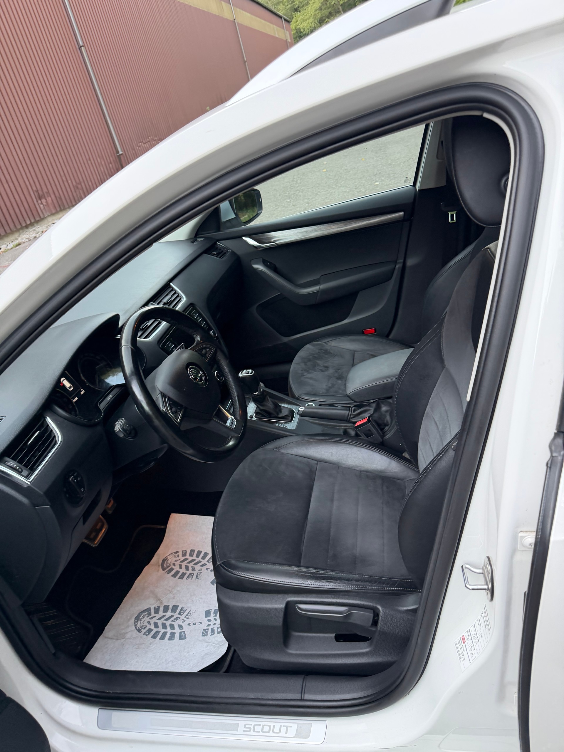 SKODA Octavia Combi 2.0 TDI Scout 4x4 DSG-image-8