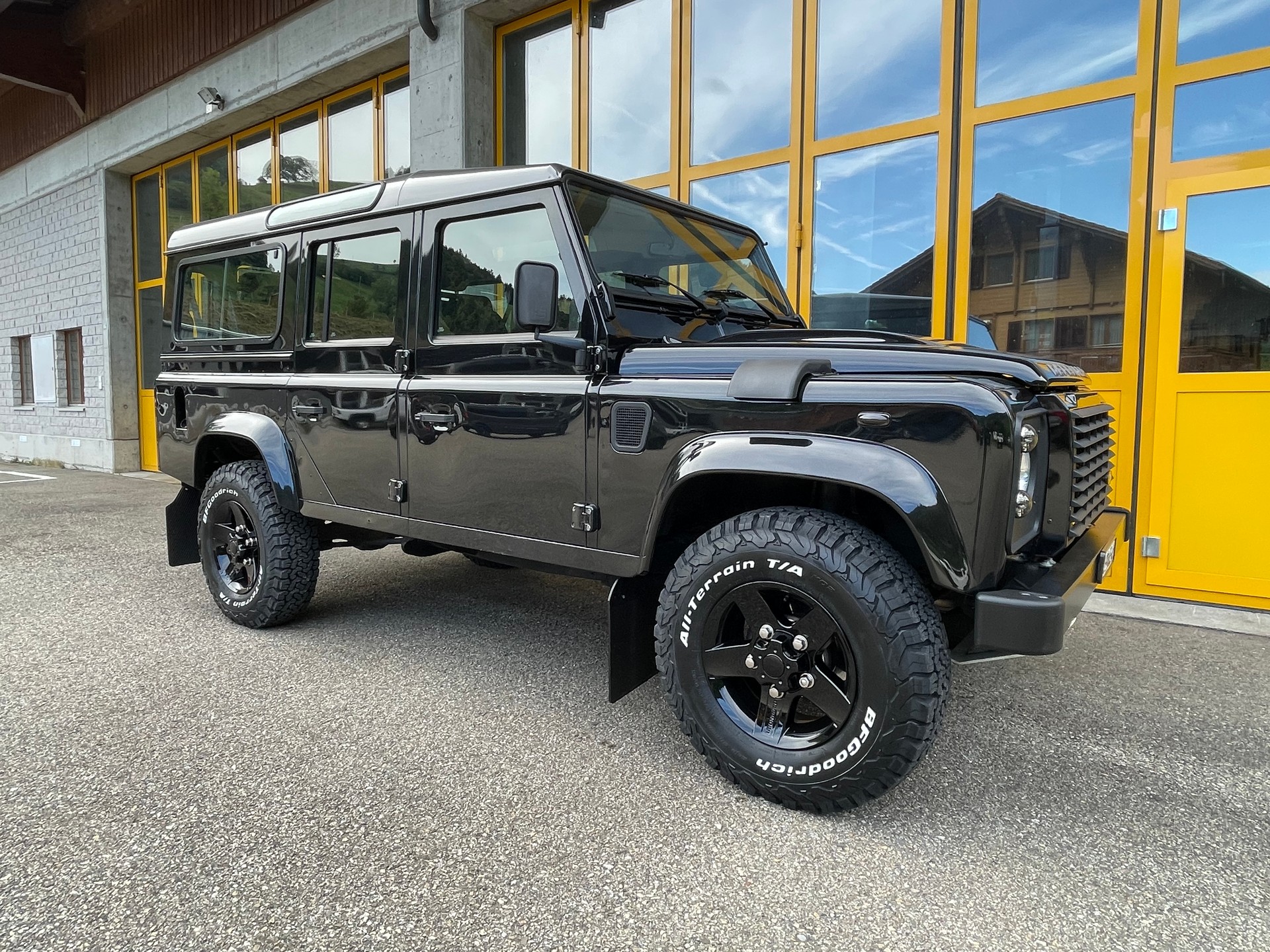 LAND ROVER Defender 110 2.2 TD4 Black Edition 67 Years Legend-image-7