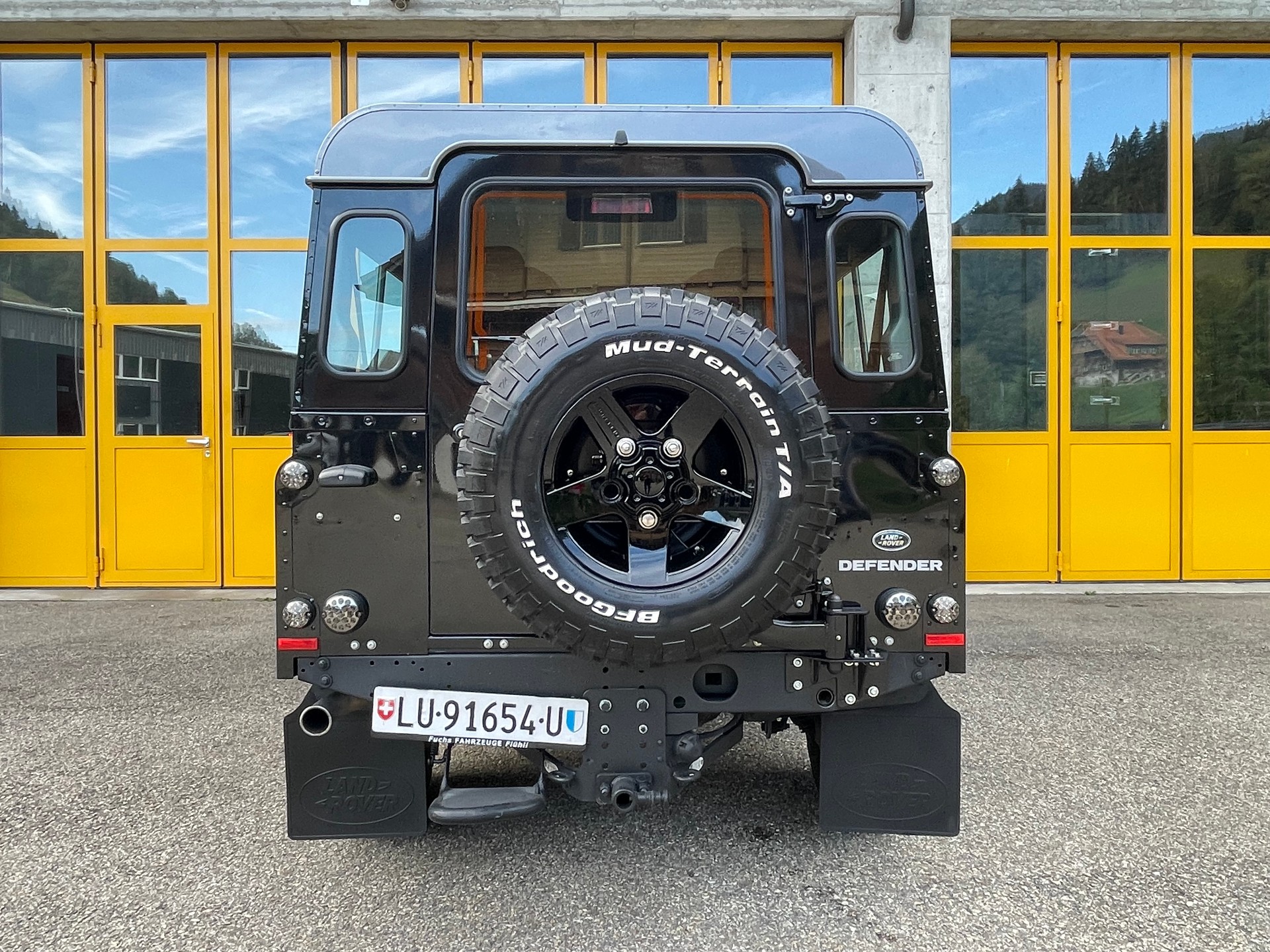 LAND ROVER Defender 110 2.2 TD4 Black Edition 67 Years Legend-image-4