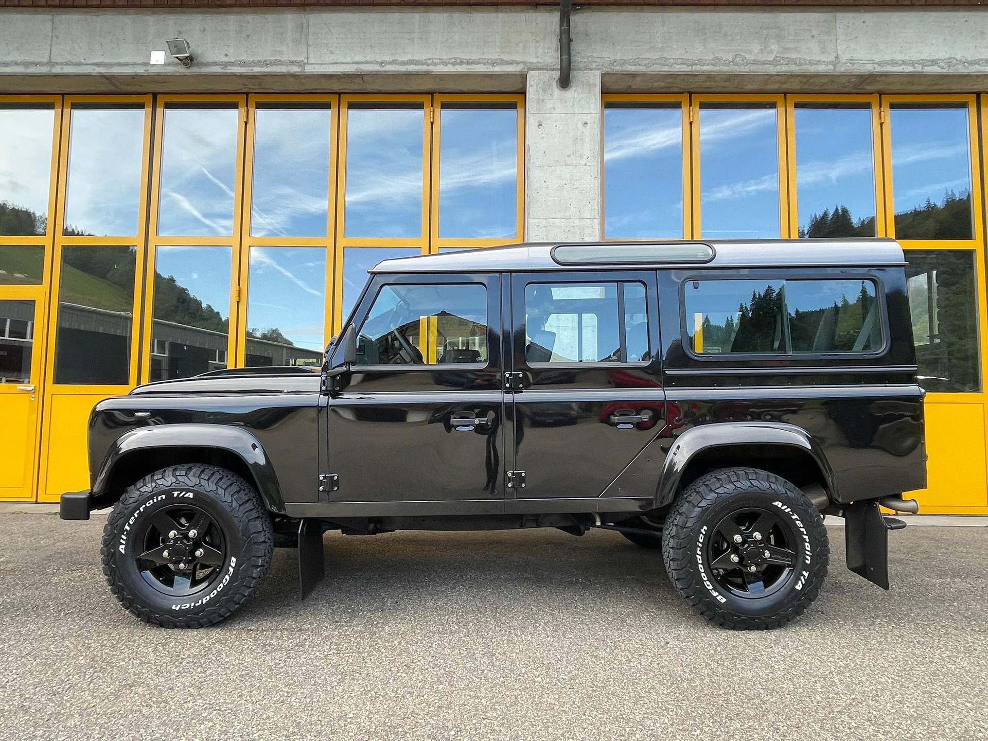 LAND ROVER Defender 110 2.2 TD4 Black Edition 67 Years Legend-image-1