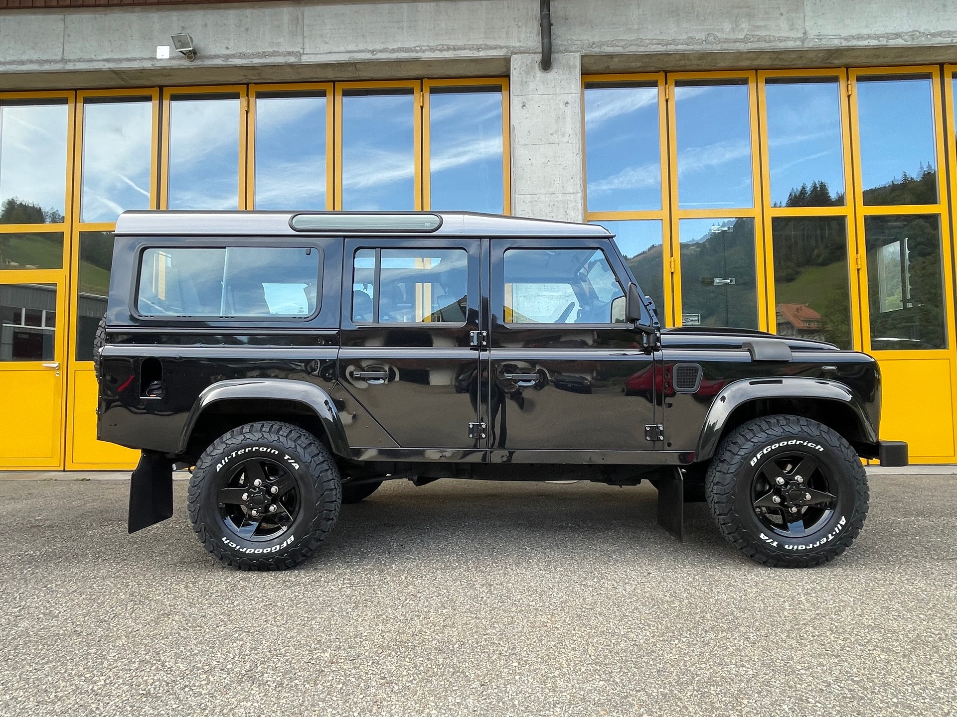 LAND ROVER Defender 110 2.2 TD4 Black Edition 67 Years Legend-image-6