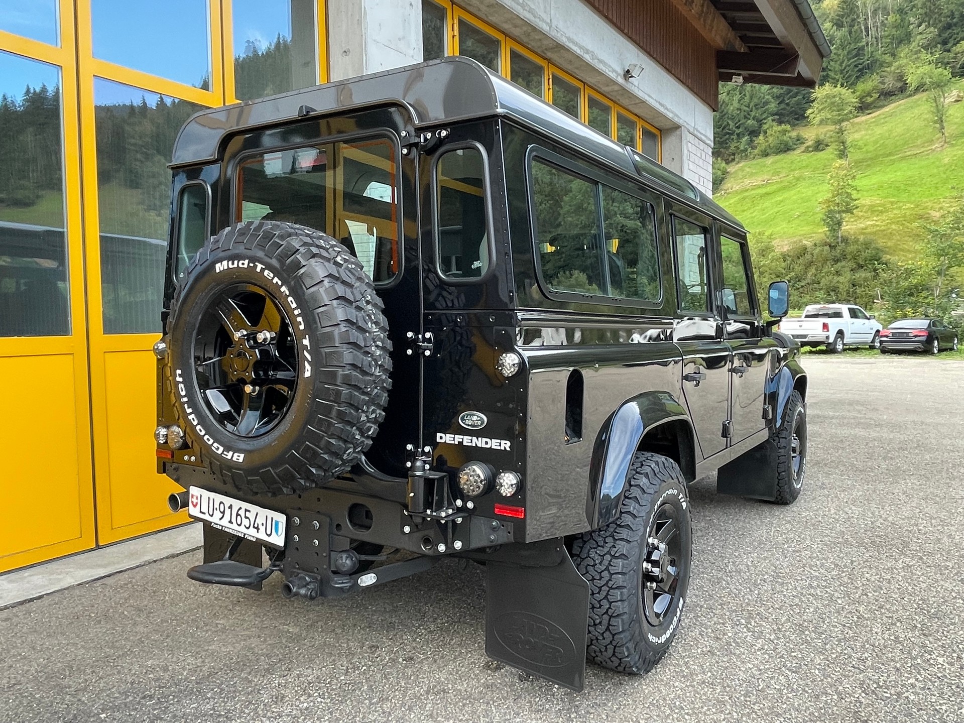 LAND ROVER Defender 110 2.2 TD4 Black Edition 67 Years Legend-image-5