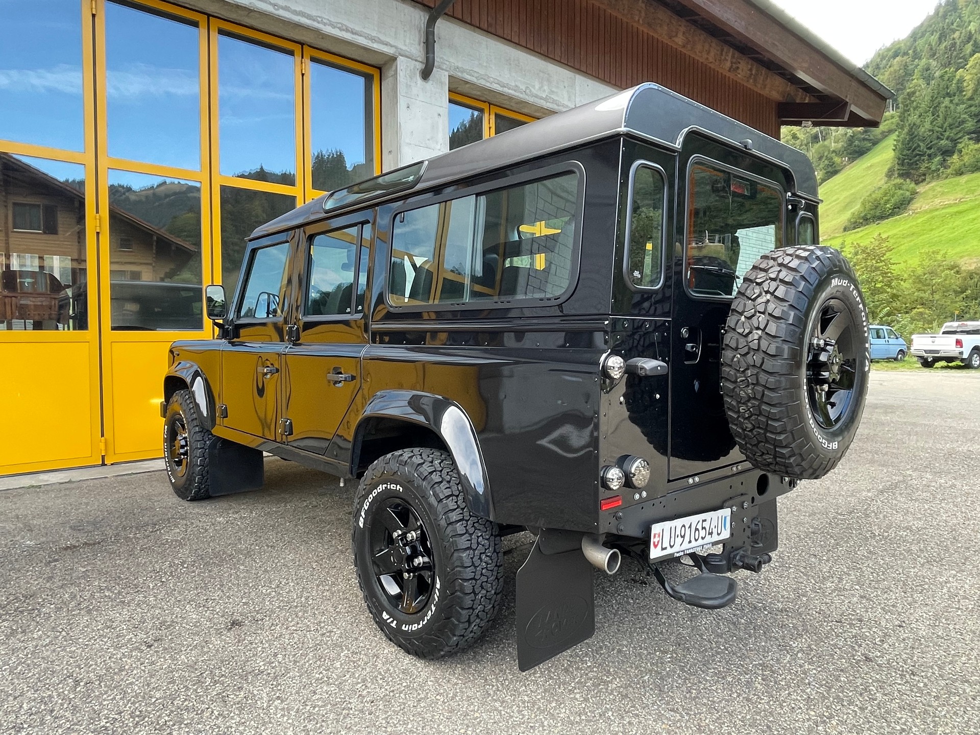 LAND ROVER Defender 110 2.2 TD4 Black Edition 67 Years Legend-image-3
