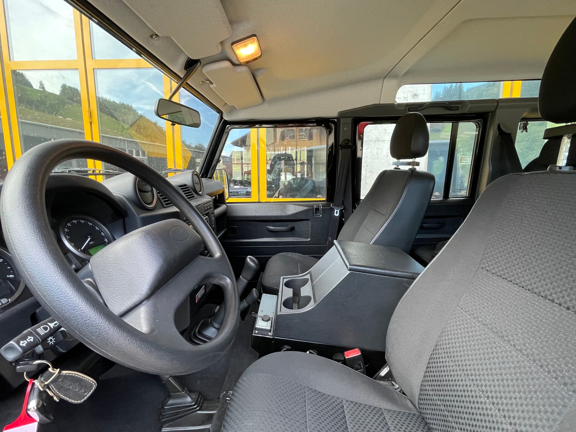 LAND ROVER Defender 110 2.2 TD4 Black Edition 67 Years Legend-image-11