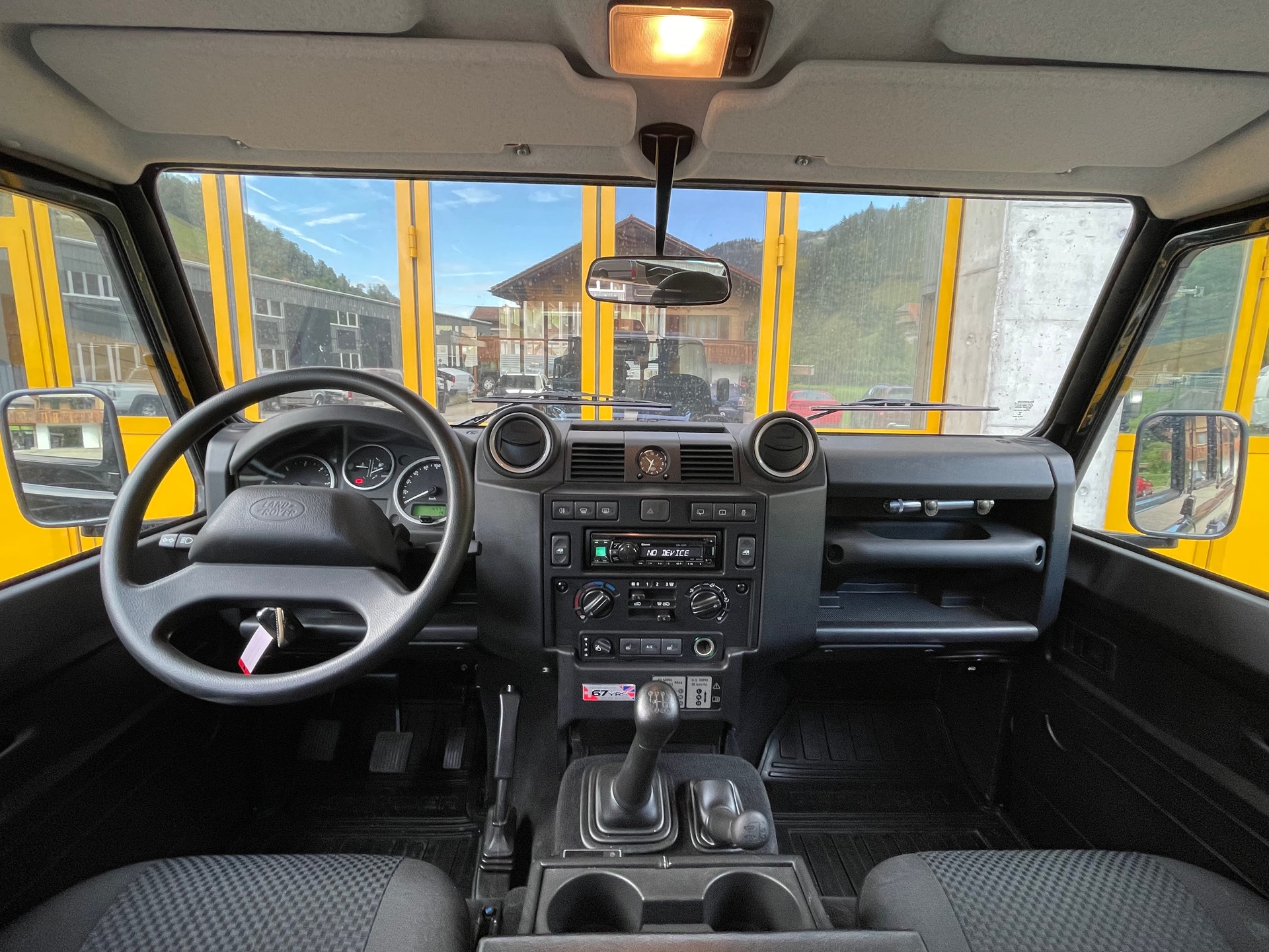 LAND ROVER Defender 110 2.2 TD4 Black Edition 67 Years Legend-image-12