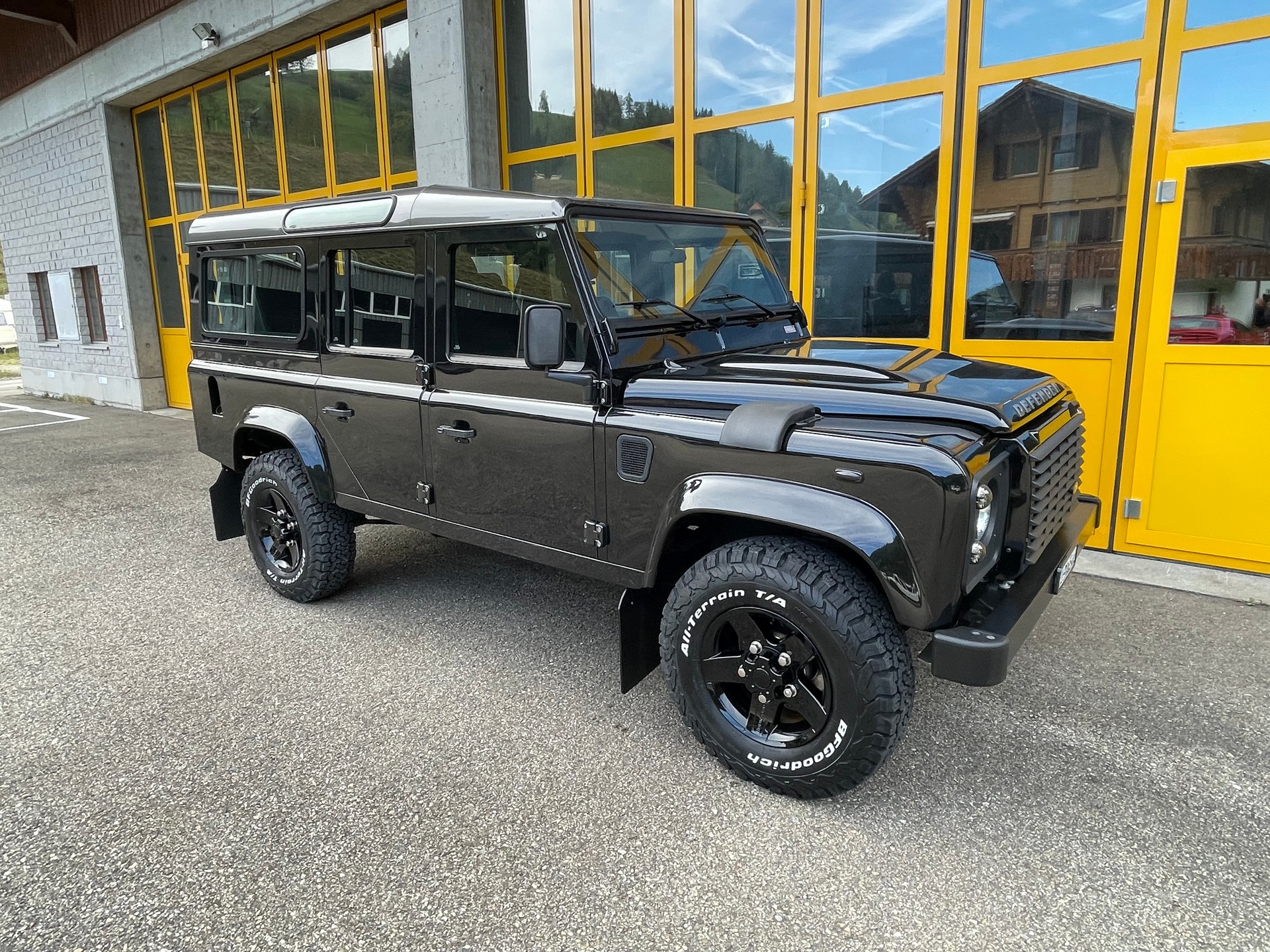 LAND ROVER Defender 110 2.2 TD4 Black Edition 67 Years Legend-image-8