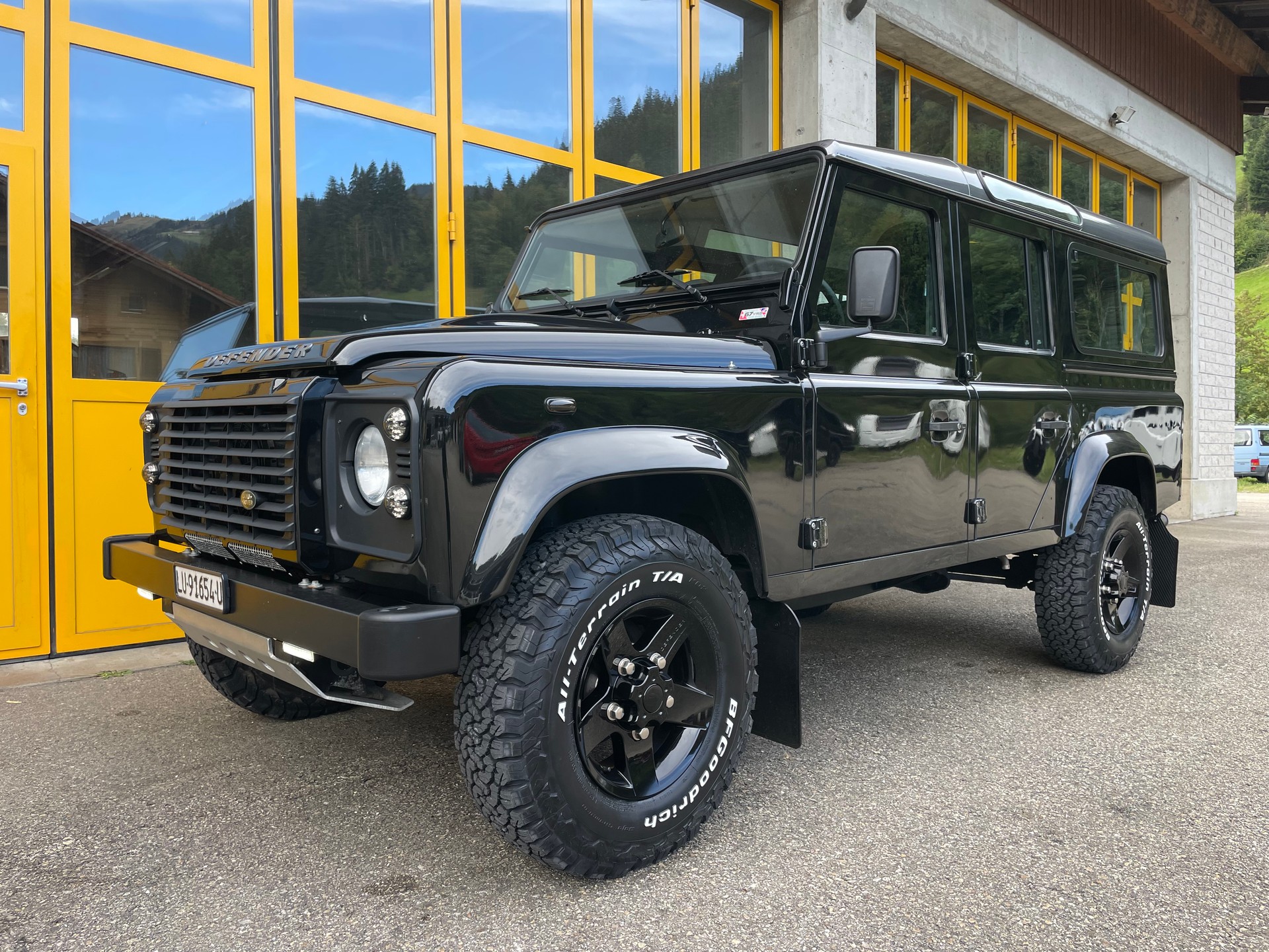 LAND ROVER Defender 110 2.2 TD4 Black Edition 67 Years Legend-image-0