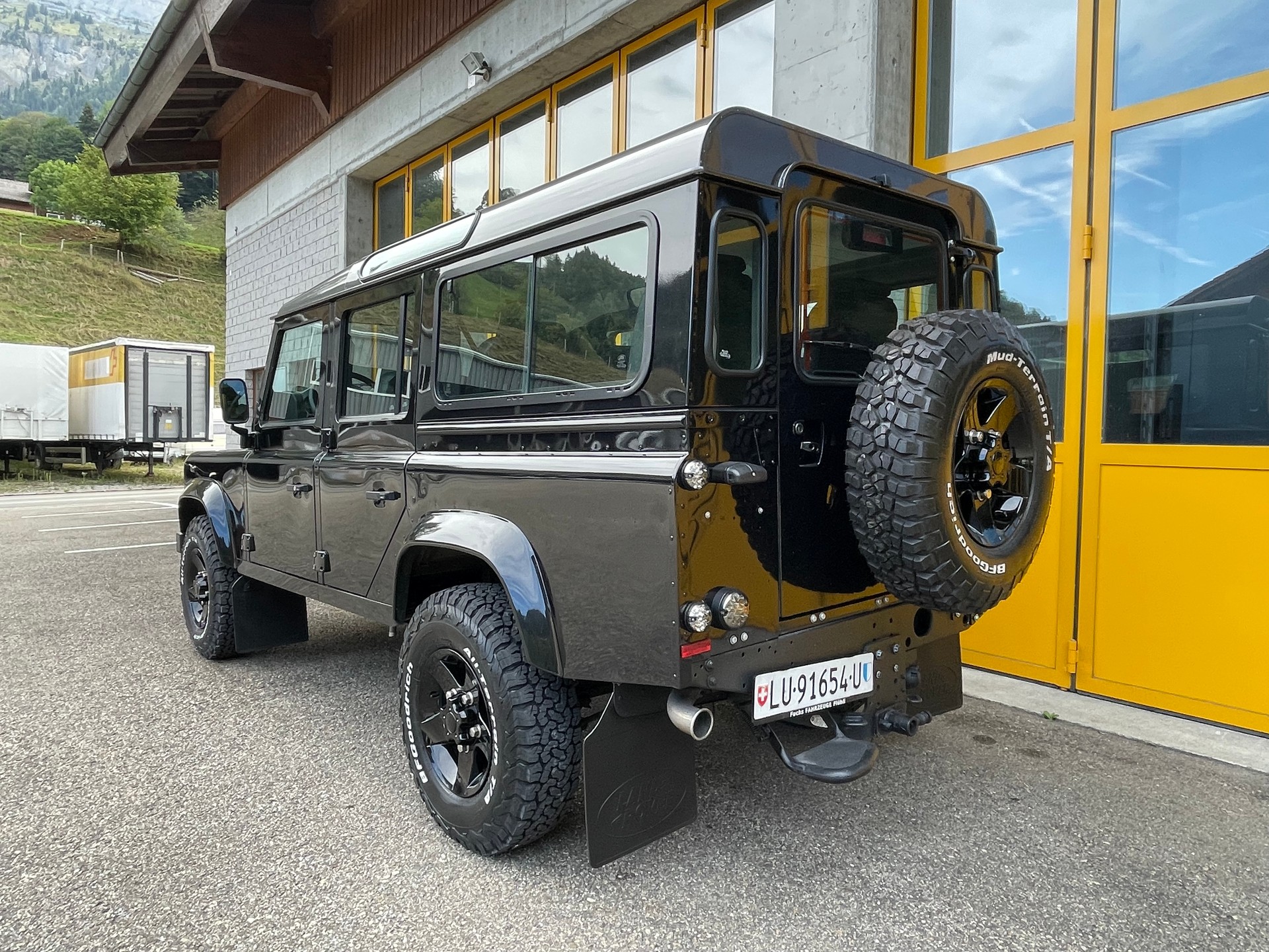 LAND ROVER Defender 110 2.2 TD4 Black Edition 67 Years Legend-image-2
