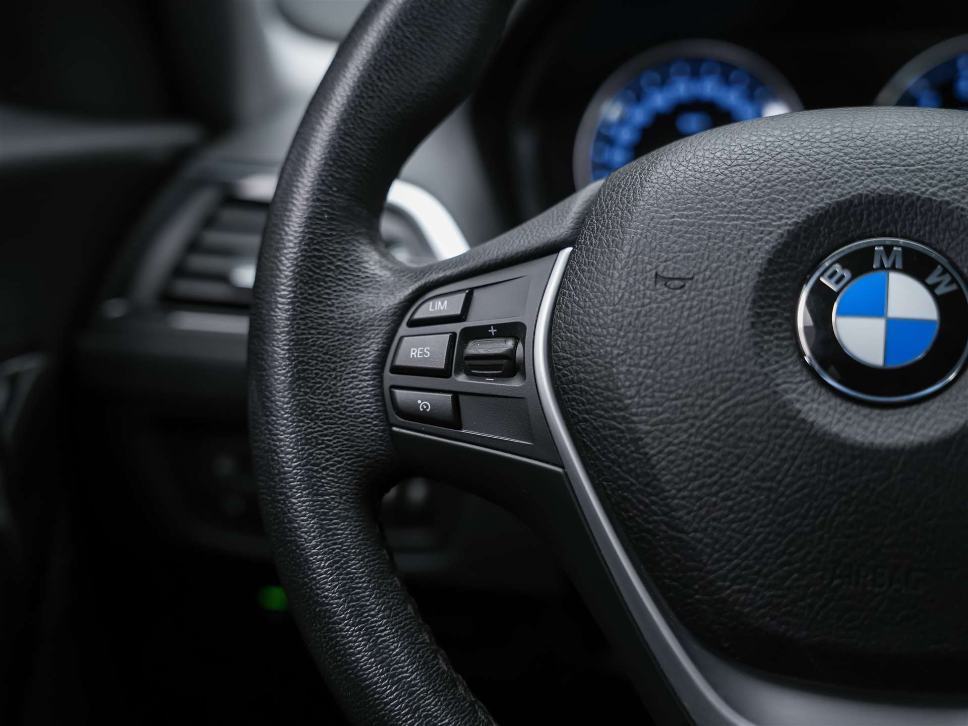 BMW 118i Steptronic *CH-Fahrzeug*Abstandsregler*Kamera*-image-25