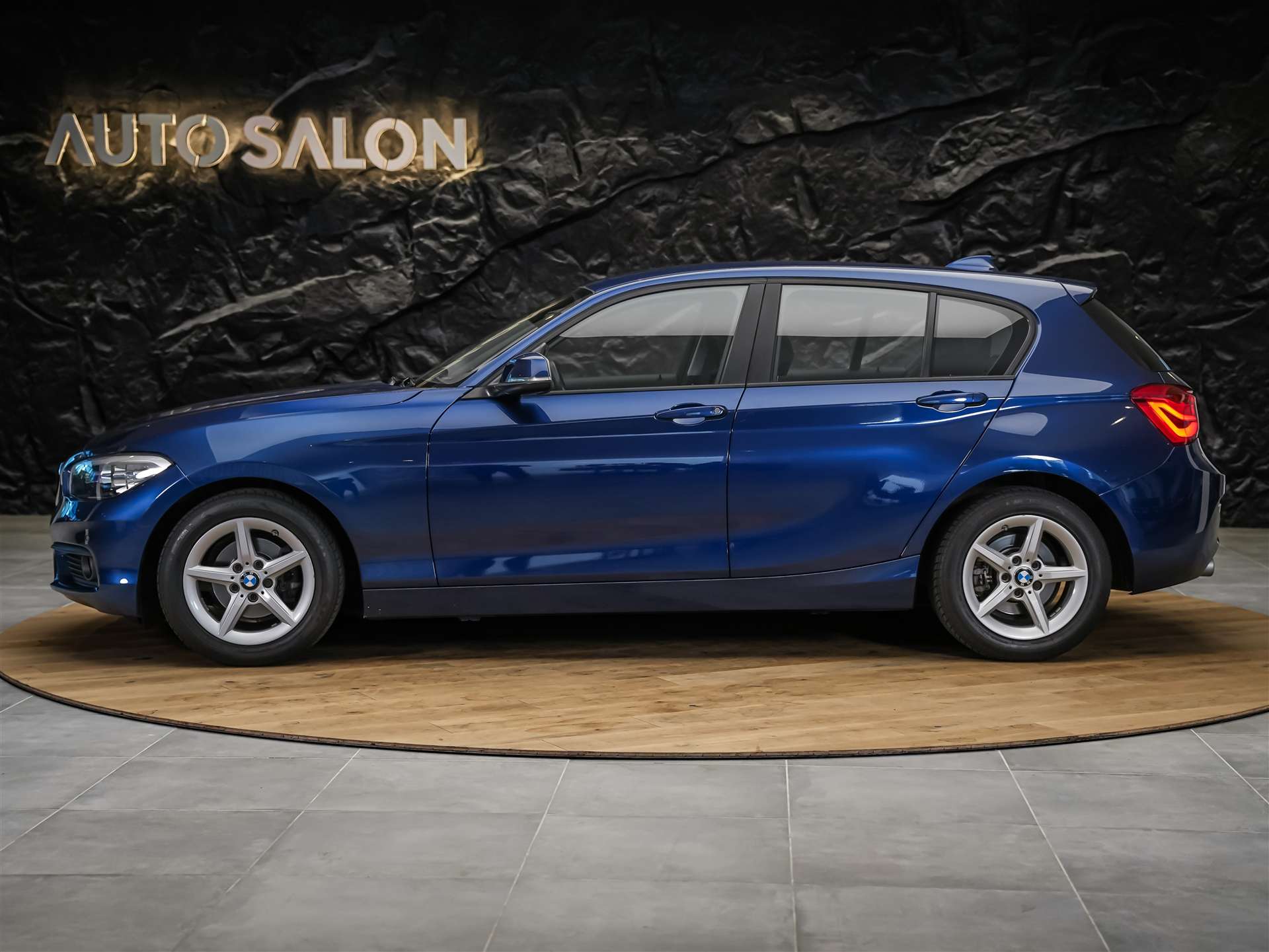BMW 118i Steptronic *CH-Fahrzeug*Abstandsregler*Kamera*-image-2