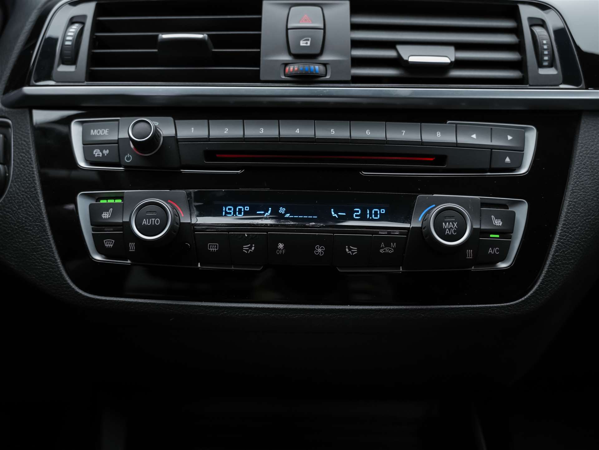BMW 118i Steptronic *CH-Fahrzeug*Abstandsregler*Kamera*-image-22