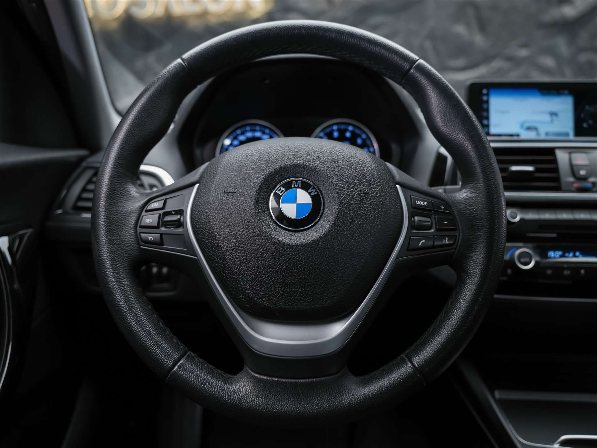 BMW 118i Steptronic *CH-Fahrzeug*Abstandsregler*Kamera*-image-24