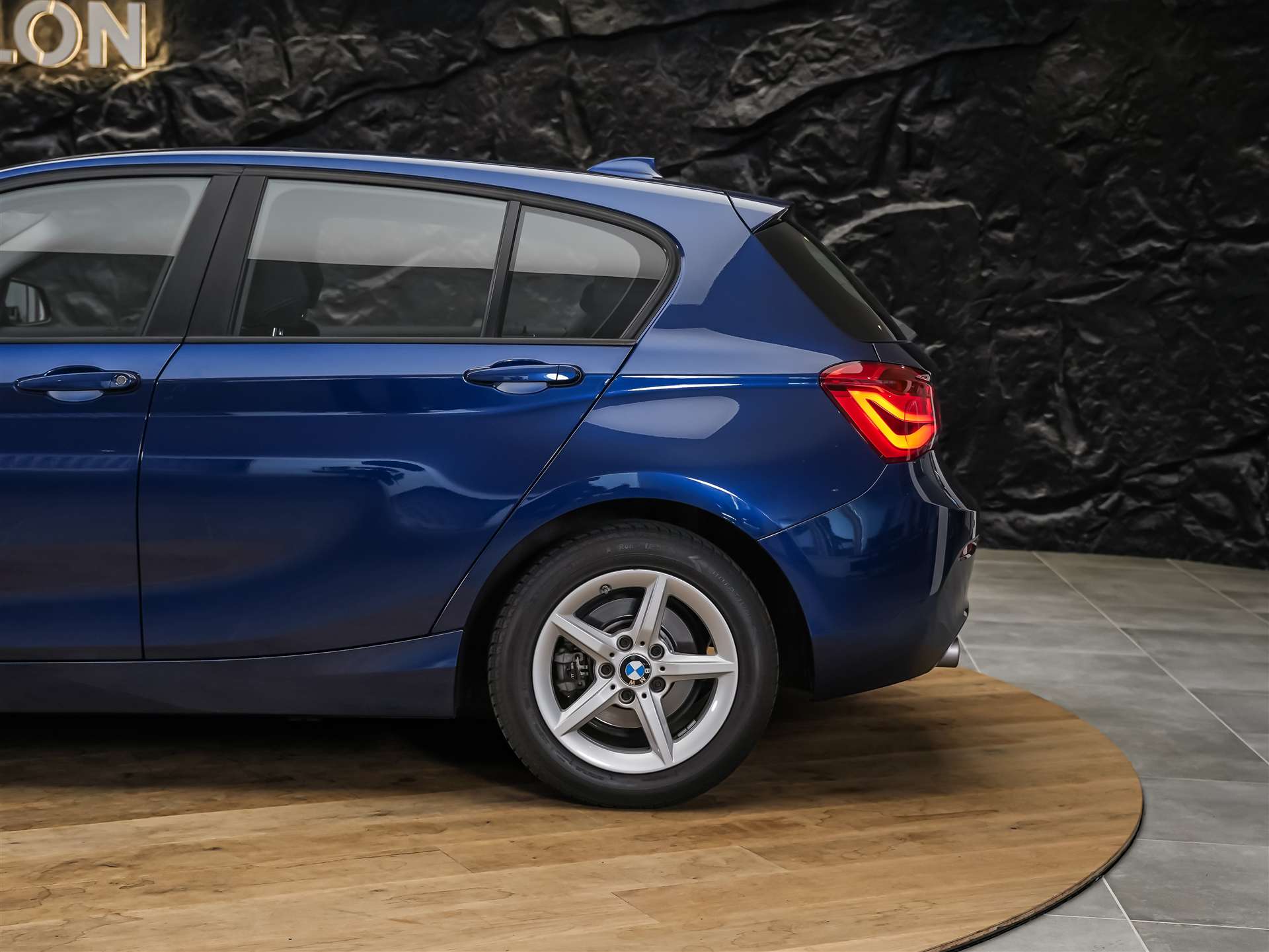 BMW 118i Steptronic *CH-Fahrzeug*Abstandsregler*Kamera*-image-17