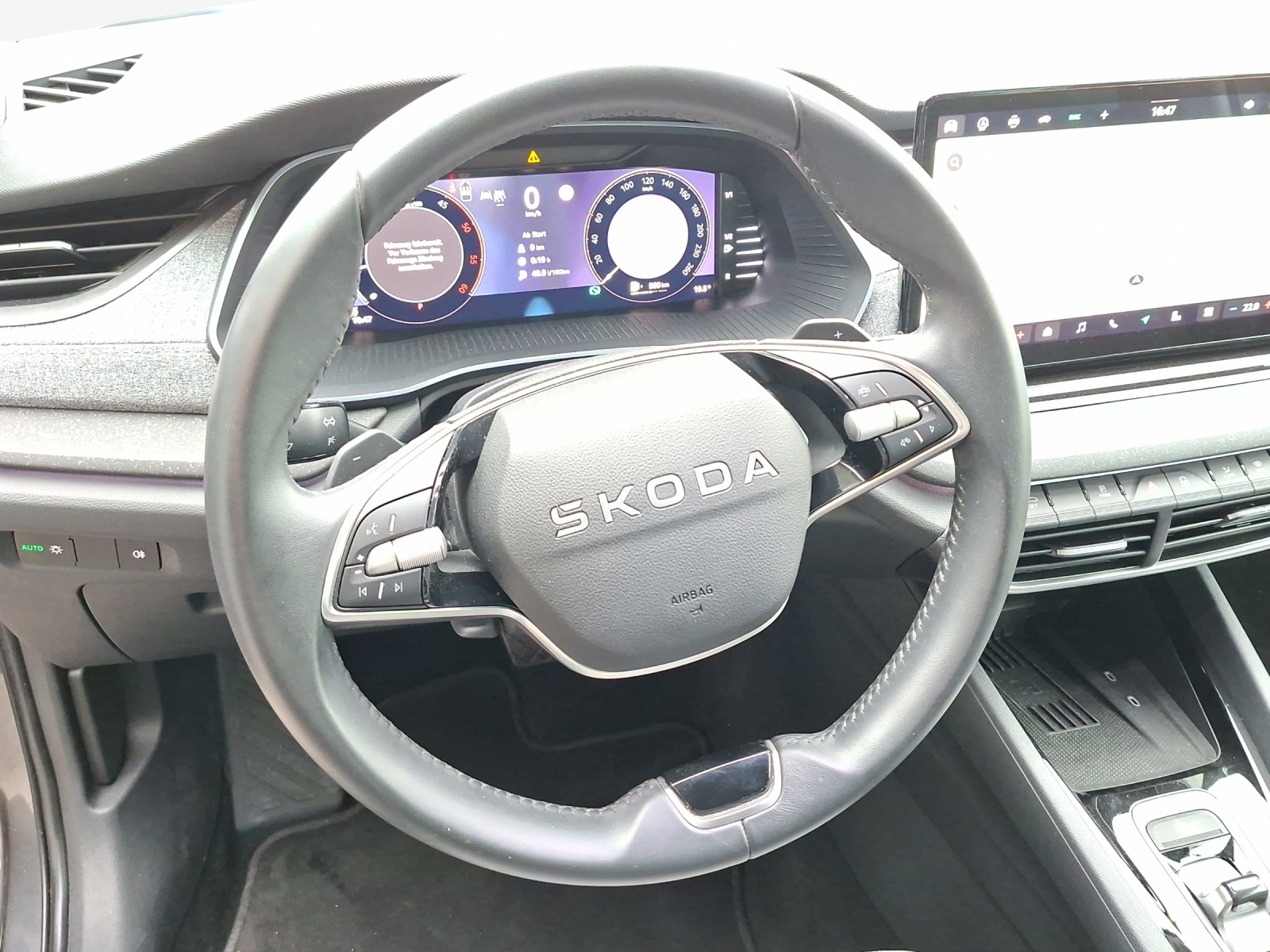 SKODA Octavia Combi 2.0 TDI DSG Selection-image-9