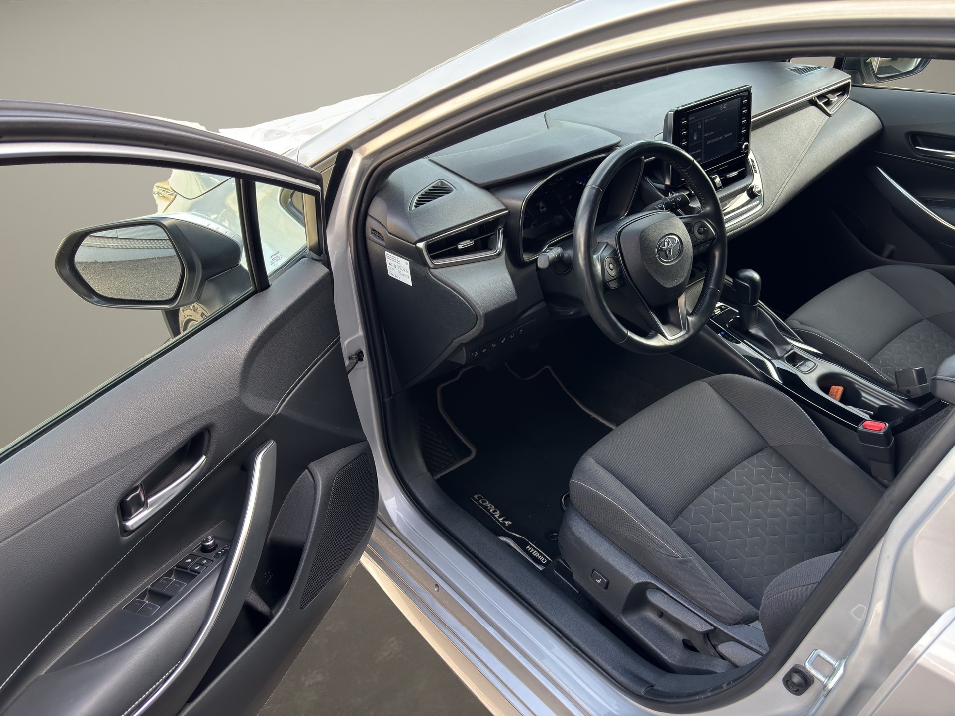 TOYOTA Corolla 2.0 HSD Trend e-CVT-image-17
