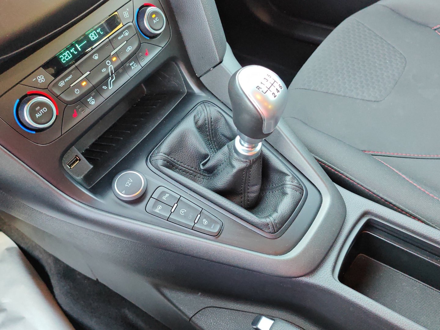 FORD Focus 1.0 SCTi ST Line (GPS · DAB · Garantie)-image-13