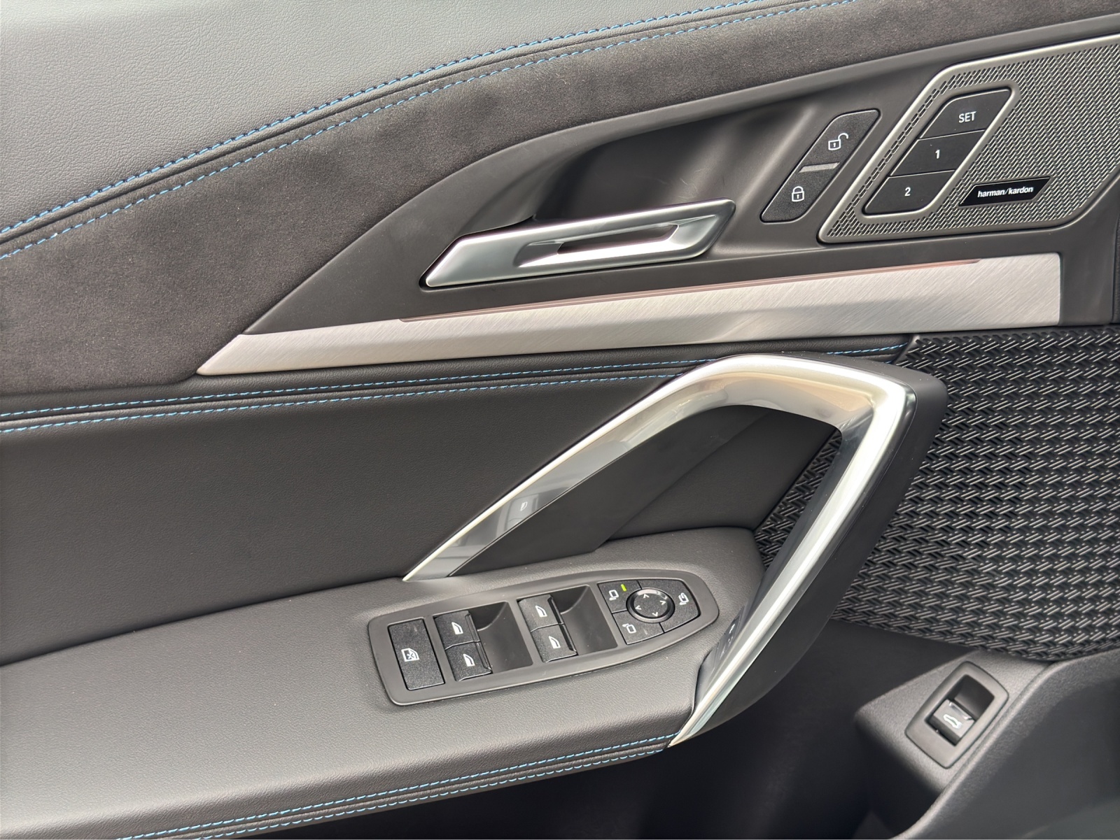 BMW iX2 30 xDrive-image-14