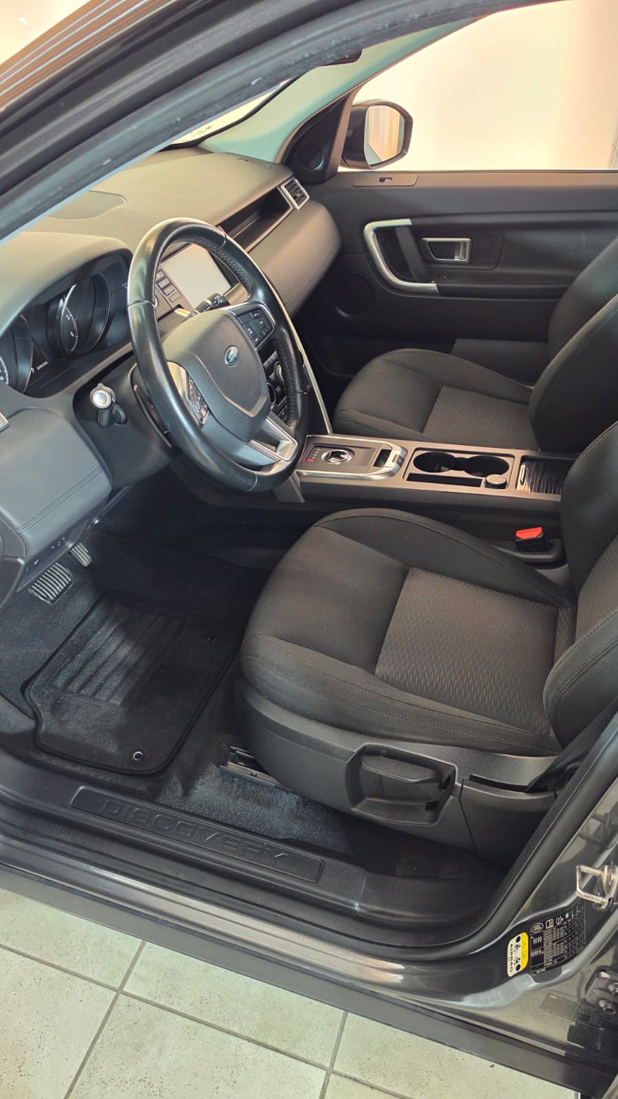 LAND ROVER Discovery Sport 2.0 TD4 HSE, SCHWEIZER FAHZREUG, GUT ERHALTEN, FRISCH AB MFK UND FRISCH AB SERVICE-image-9