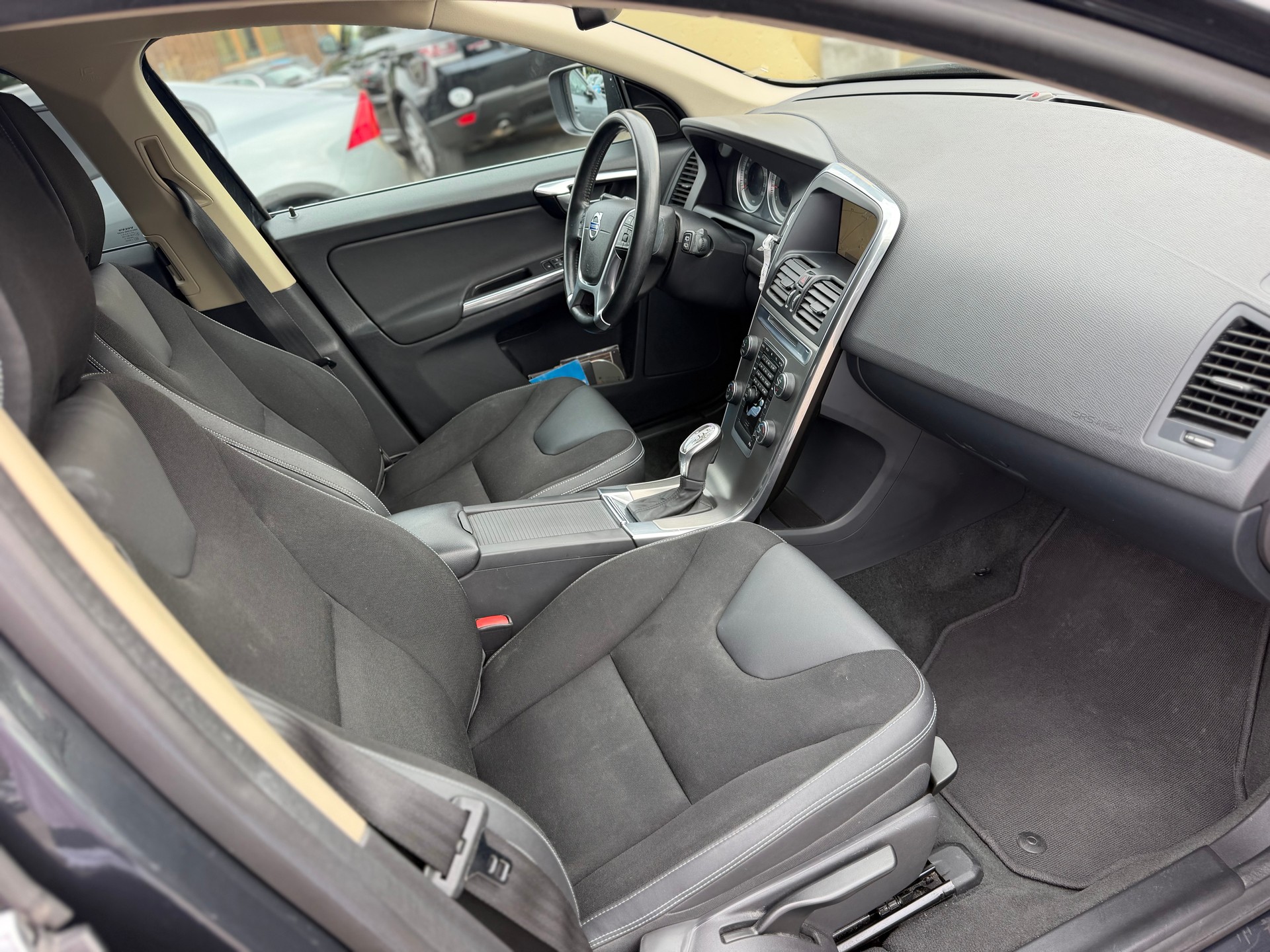 VOLVO XC60 D5 AWD Kinetic Geartronic-image-13