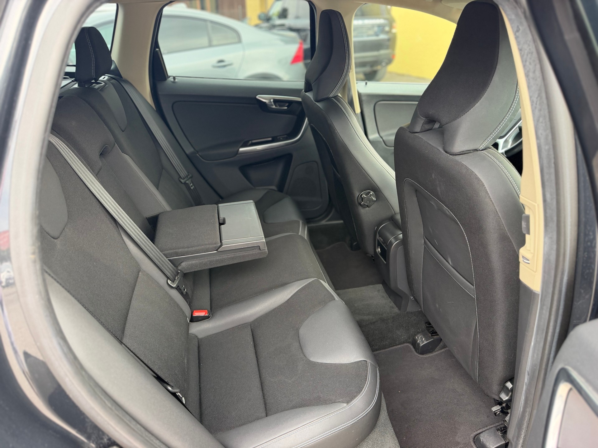 VOLVO XC60 D5 AWD Kinetic Geartronic-image-10