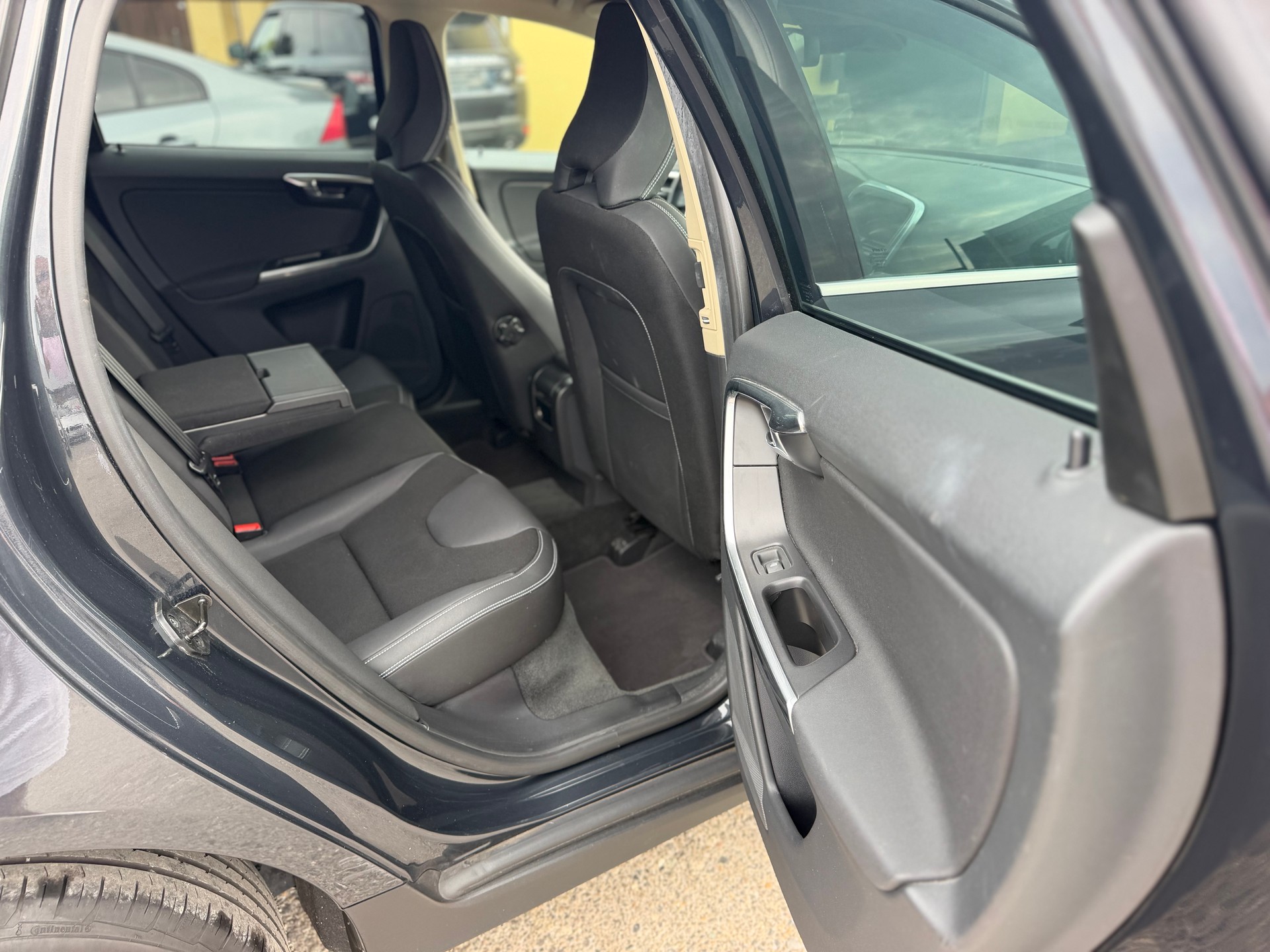 VOLVO XC60 D5 AWD Kinetic Geartronic-image-9