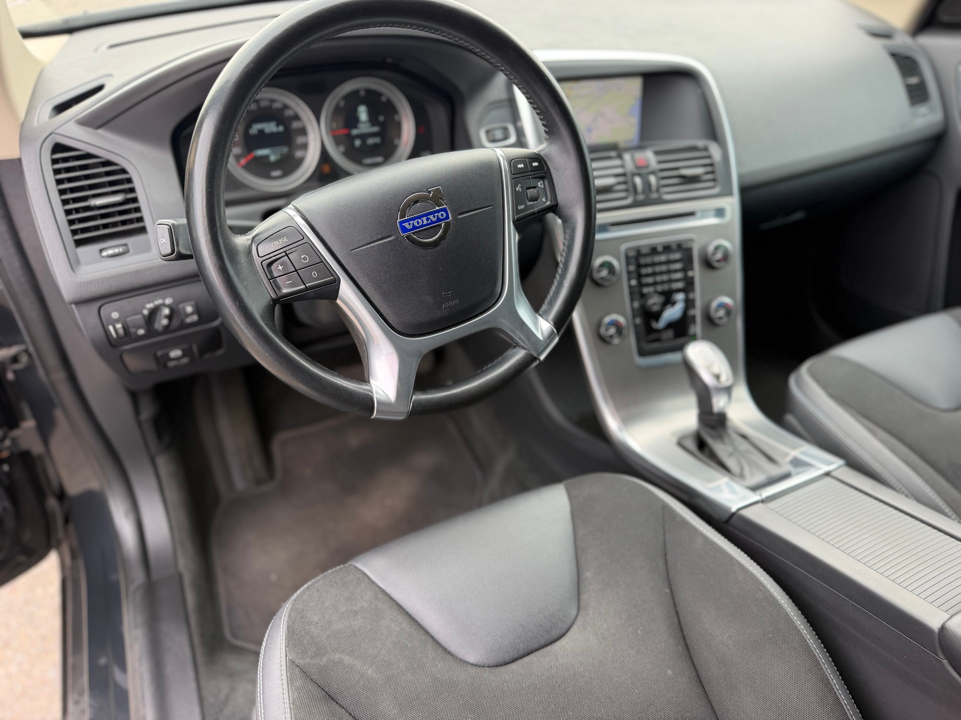 VOLVO XC60 D5 AWD Kinetic Geartronic-image-16