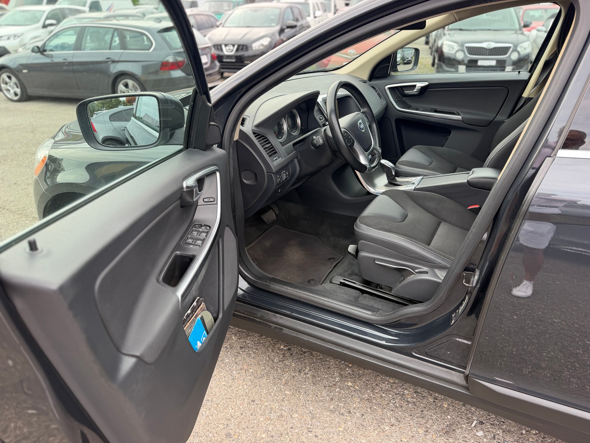 VOLVO XC60 D5 AWD Kinetic Geartronic-image-15