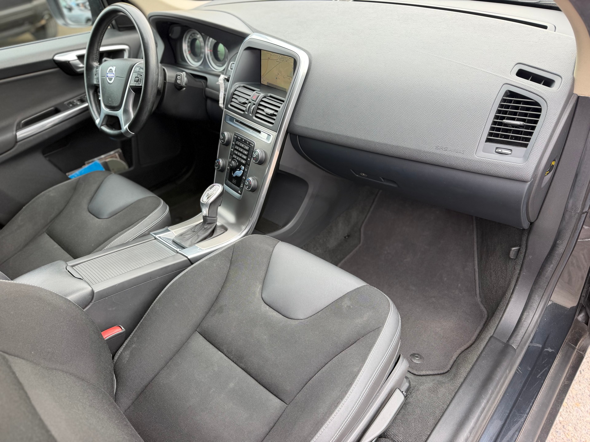 VOLVO XC60 D5 AWD Kinetic Geartronic-image-14