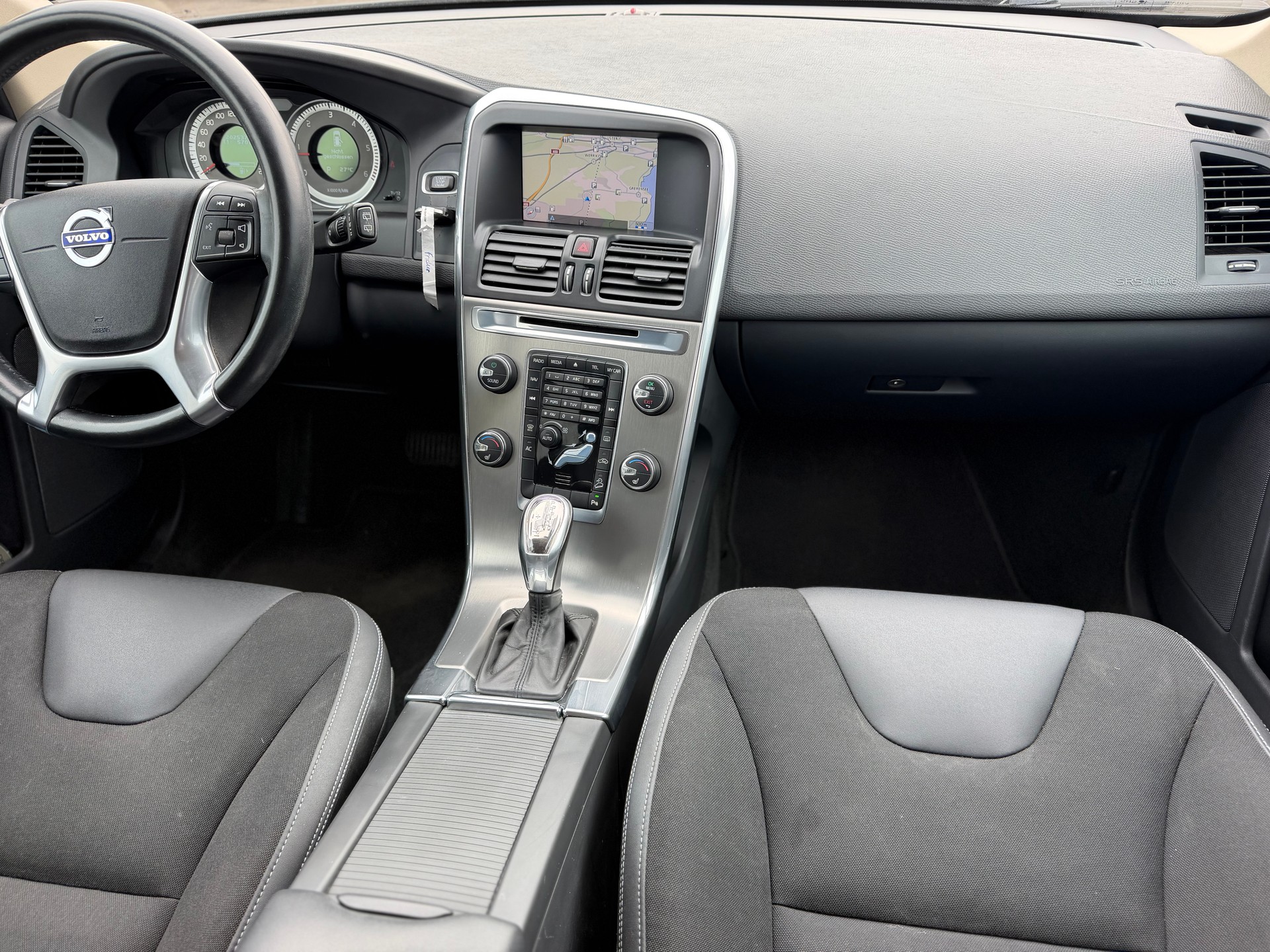 VOLVO XC60 D5 AWD Kinetic Geartronic-image-11