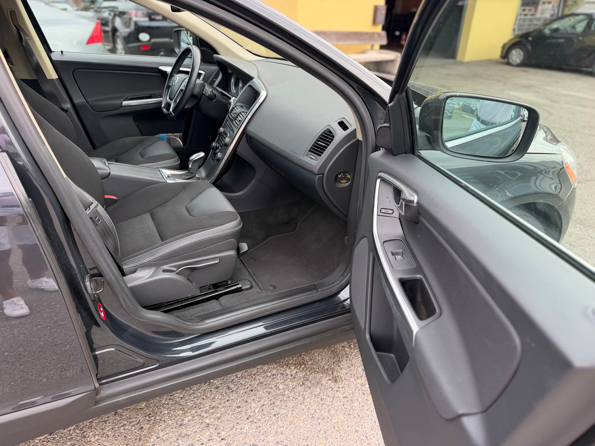 VOLVO XC60 D5 AWD Kinetic Geartronic-image-12