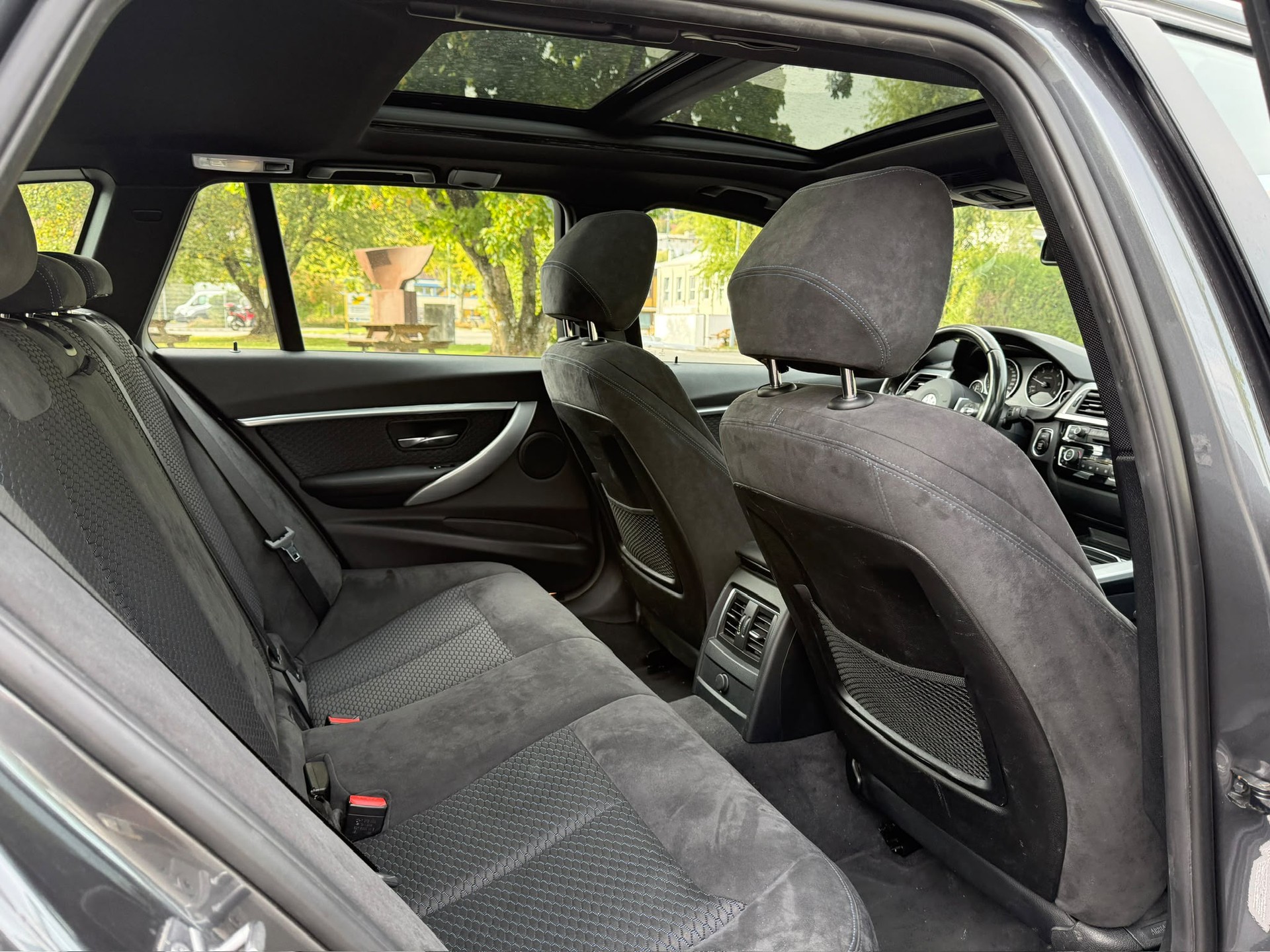 BMW 320d xDrive Touring M Sport Line Steptronic-image-12
