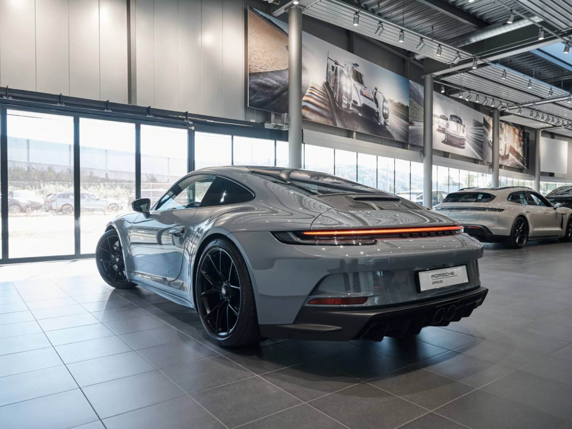 PORSCHE 911 GT3 mit Touring-Paket-image-6
