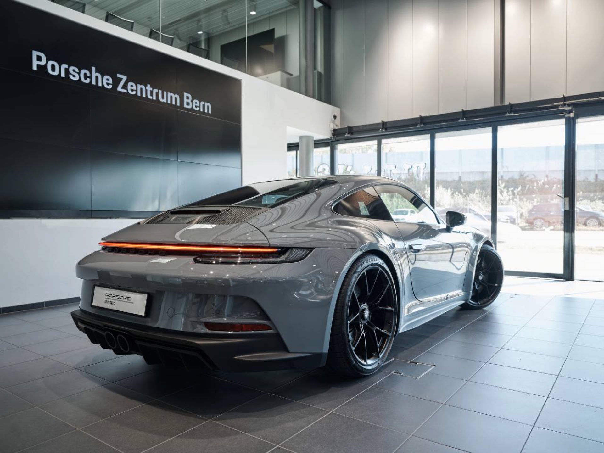 PORSCHE 911 GT3 mit Touring-Paket-image-2
