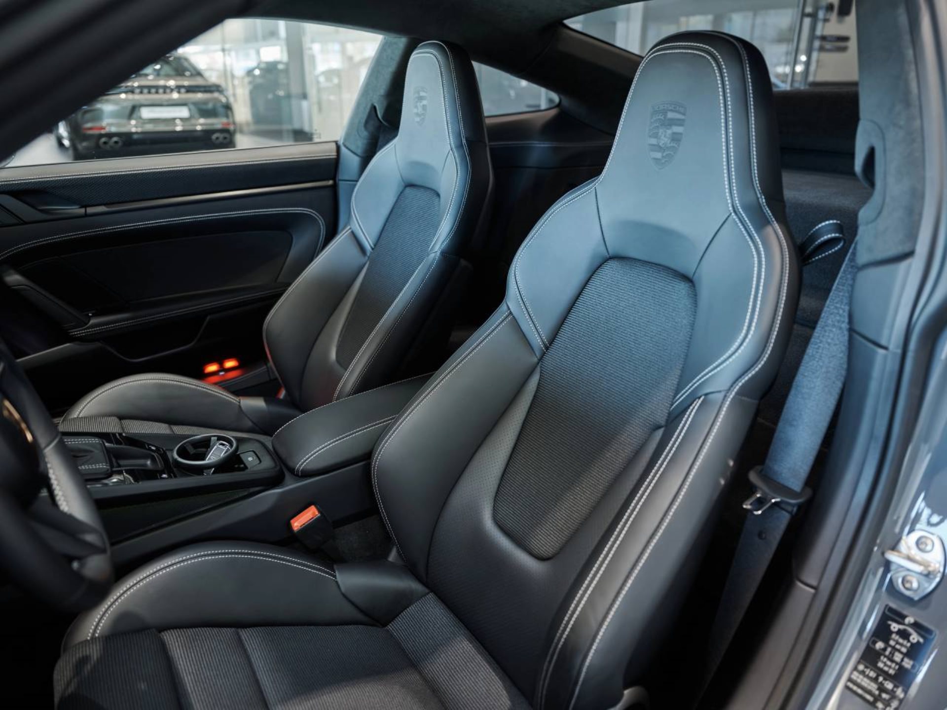PORSCHE 911 GT3 mit Touring-Paket-image-4