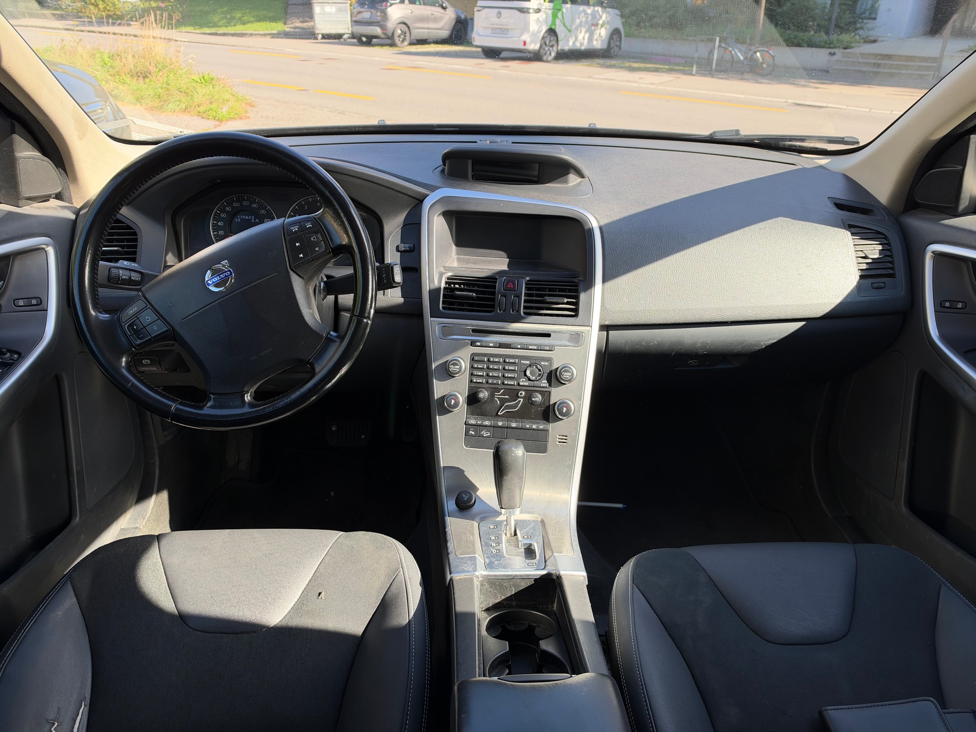VOLVO XC60 T6 AWD Momentum Geartronic-image-8