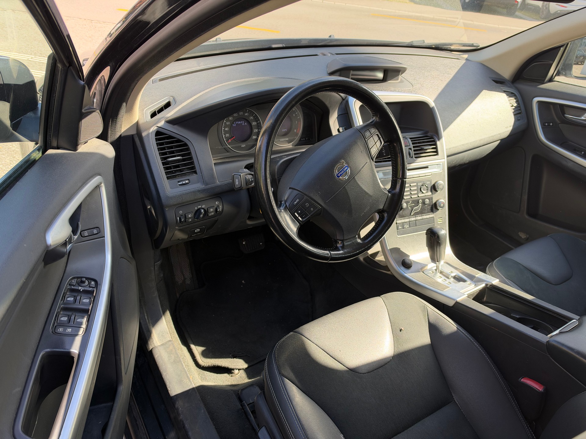VOLVO XC60 T6 AWD Momentum Geartronic-image-9