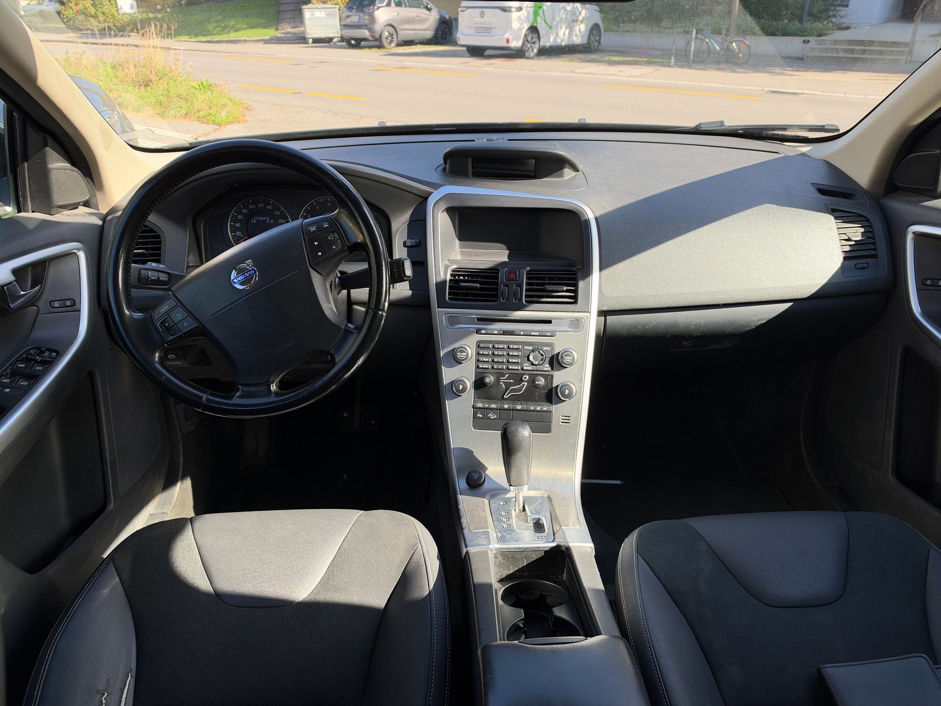VOLVO XC60 T6 AWD Momentum Geartronic-image-7