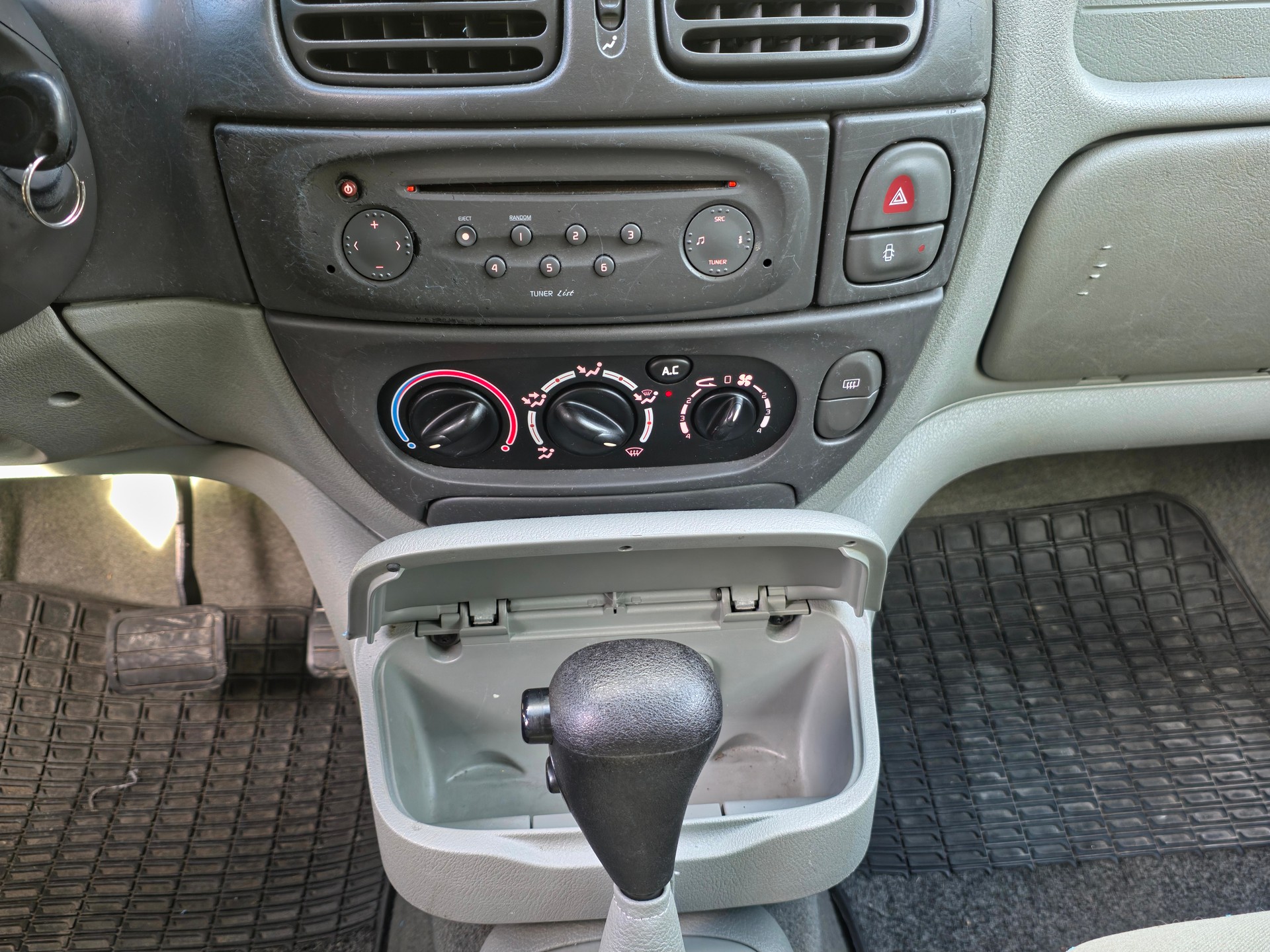 RENAULT Scénic 1.6 16V Privilège Automatic-image-14