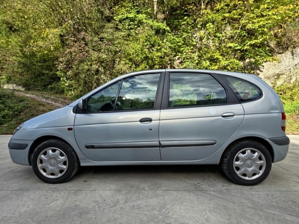 RENAULT Scénic 1.6 16V Privilège Automatic-image-4