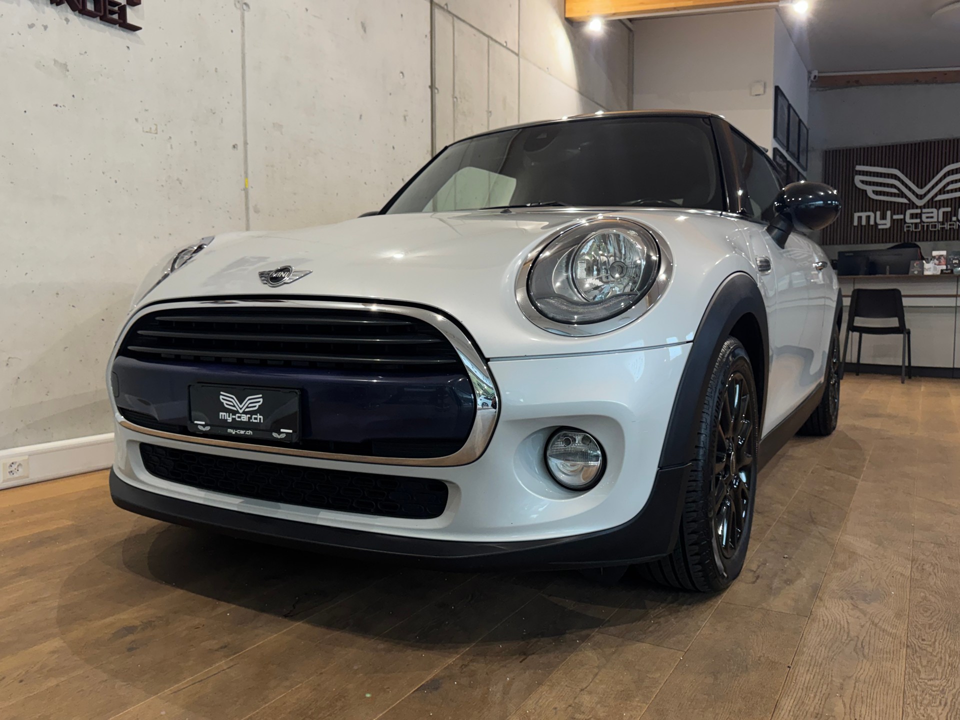 MINI Cooper ☆ CH-FZG ☆ PANORAMA ☆ NAVI ☆ RÜCKFAHRKAMERA ☆ ABSTANDSTEMPOMAT-image-1