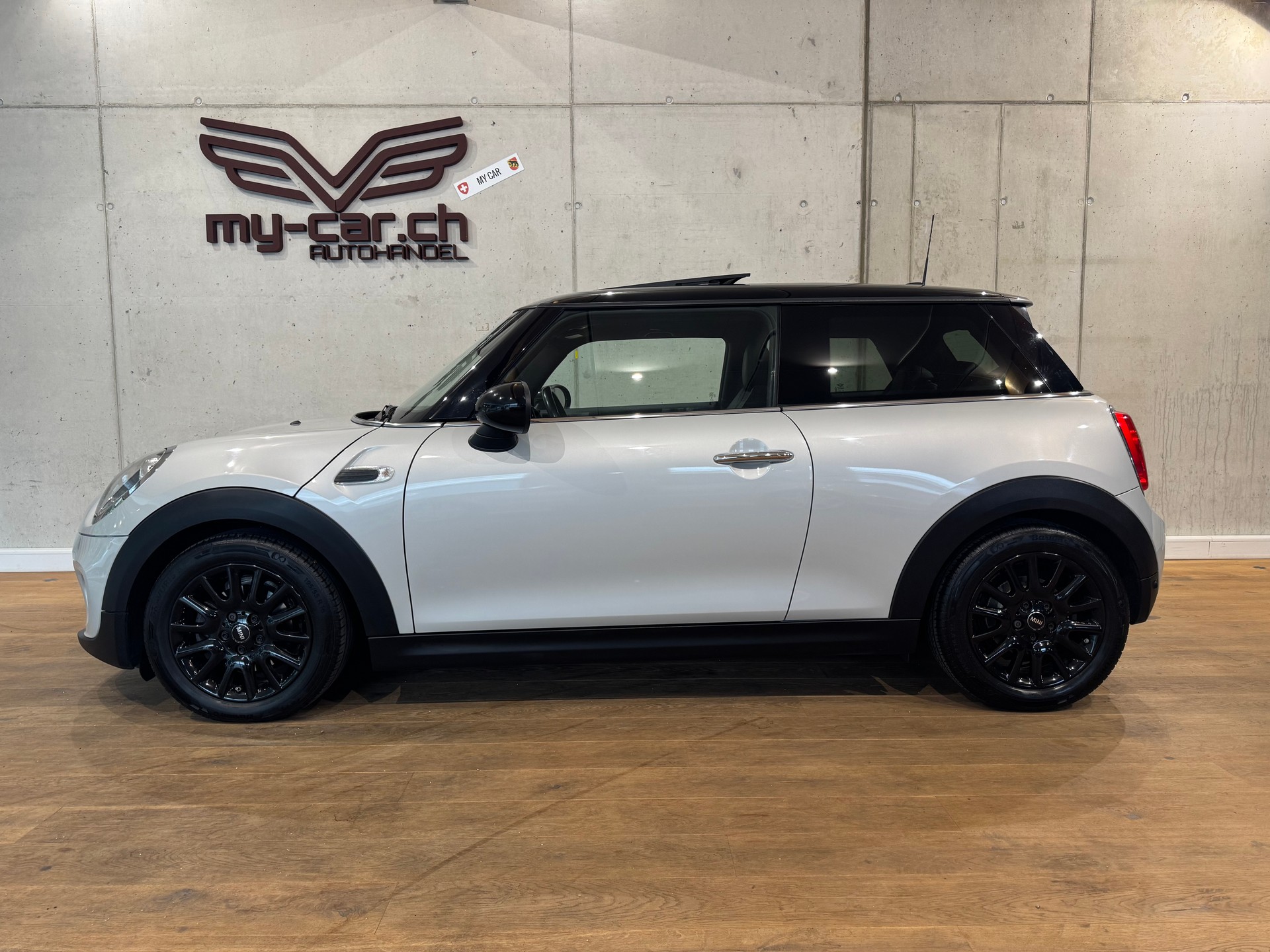 MINI Cooper ☆ CH-FZG ☆ PANORAMA ☆ NAVI ☆ RÜCKFAHRKAMERA ☆ ABSTANDSTEMPOMAT-image-3