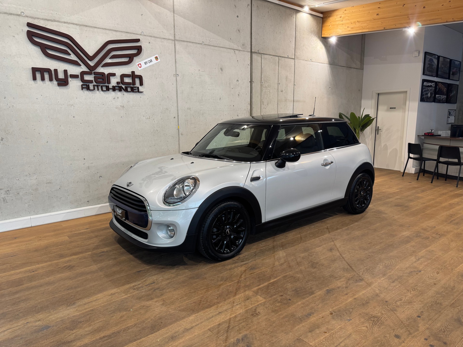 MINI Cooper ☆ CH-FZG ☆ PANORAMA ☆ NAVI ☆ RÜCKFAHRKAMERA ☆ ABSTANDSTEMPOMAT-image-2