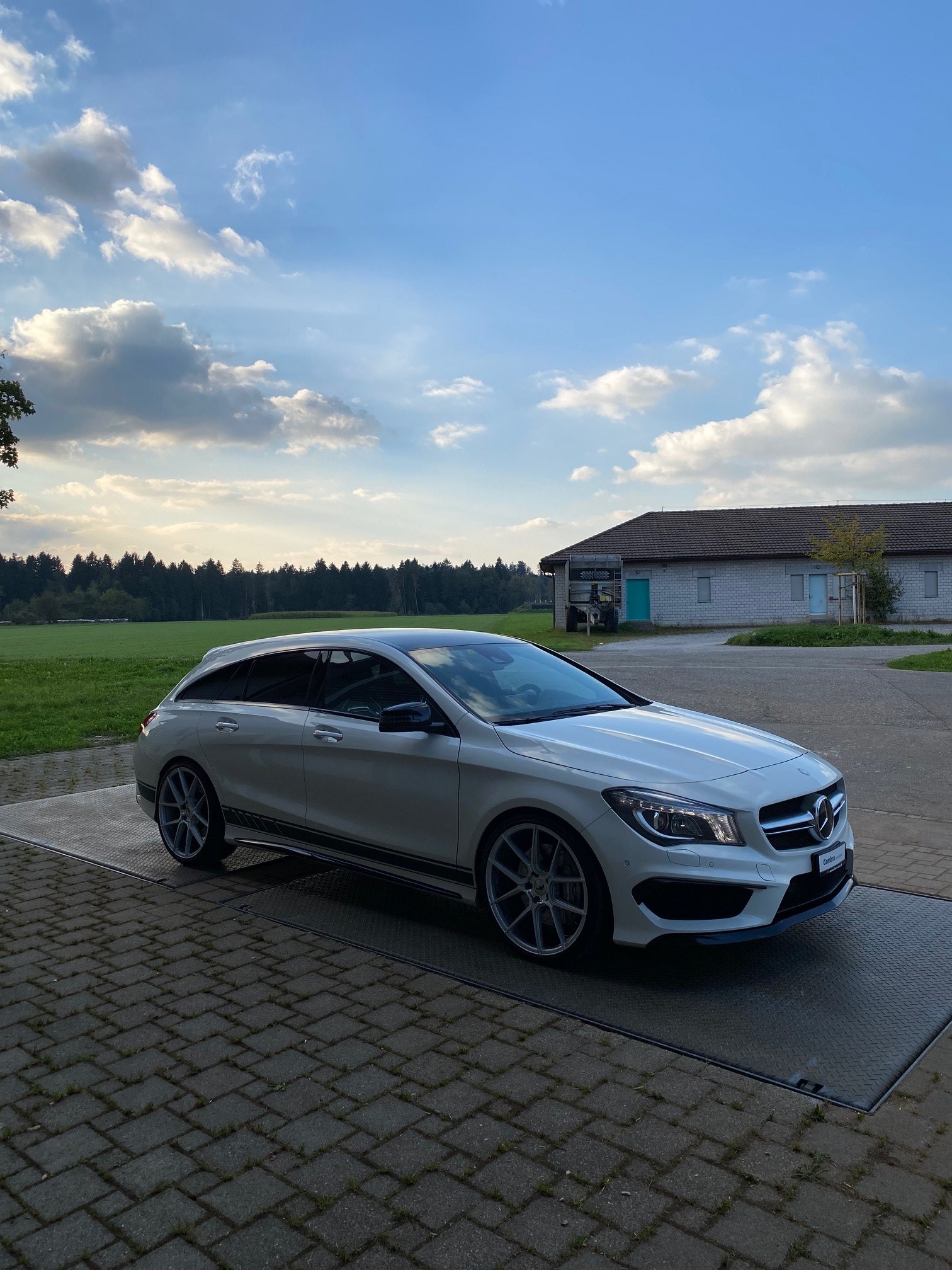 MERCEDES-BENZ CLA Shooting Brake 45 AMG 4Matic Speedshift-image-9