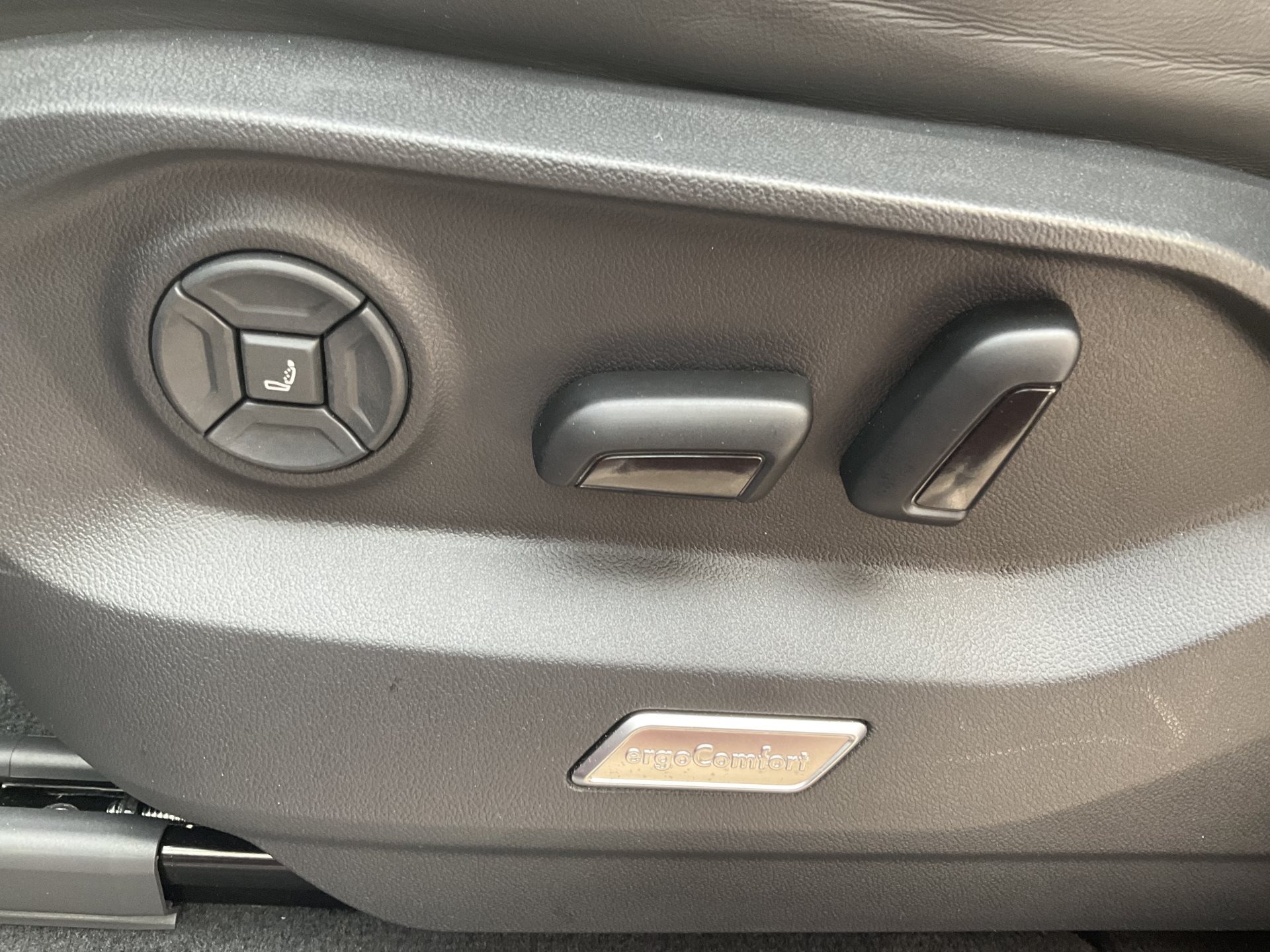 VW Touareg 3.0 TSI eHYBRID 462 PS 4MOTION R *** TOPAUSSTATTUNG & 5 JAHRE VW WERSGARANTIE ***-image-24