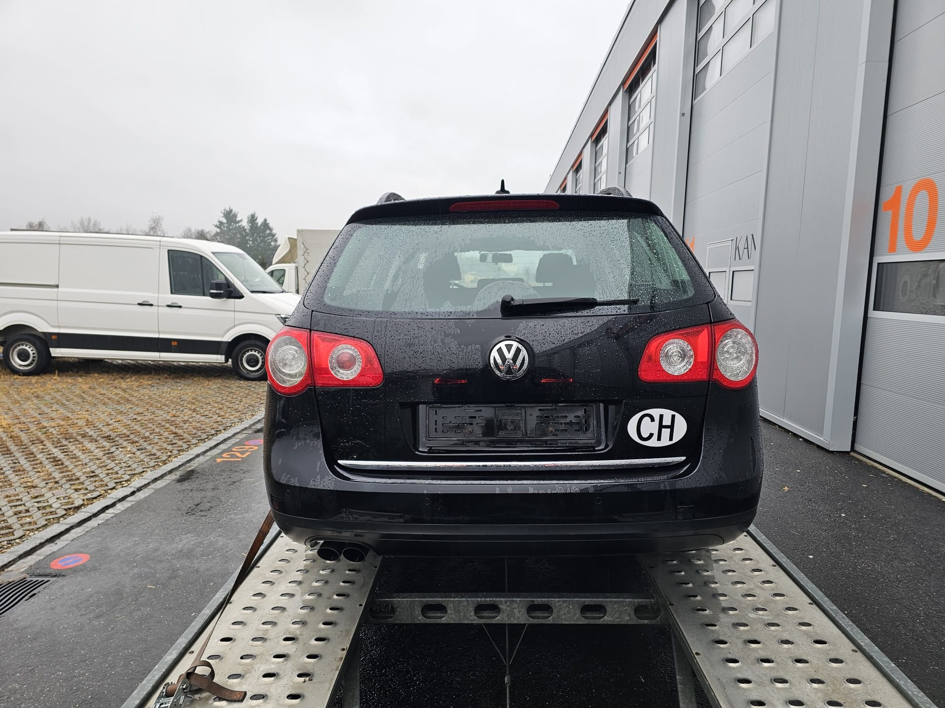 VW Passat Variant 2.0 TDI Premium 4Motion-image-3