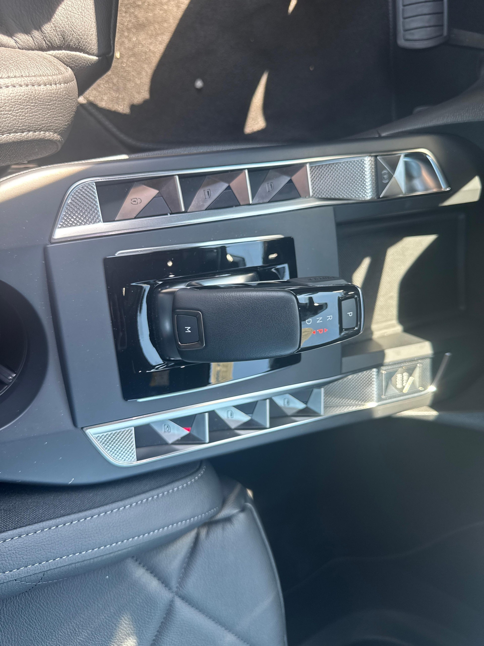 DS AUTOMOBILES 3 Crossback 1.2 PureTech 155 Bastille-image-17
