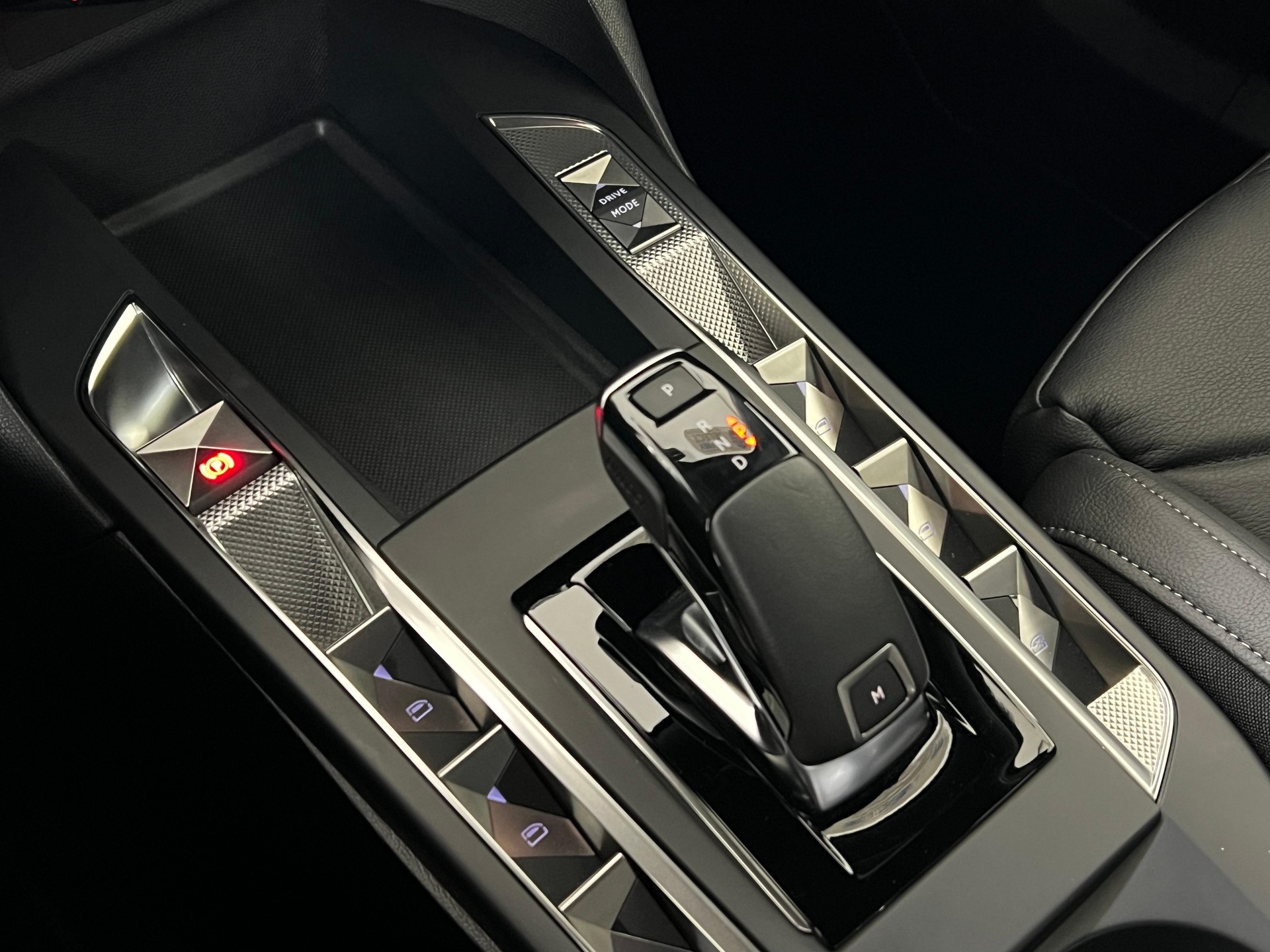 DS AUTOMOBILES 3 Crossback 1.2 PureTech 155 Bastille-image-12